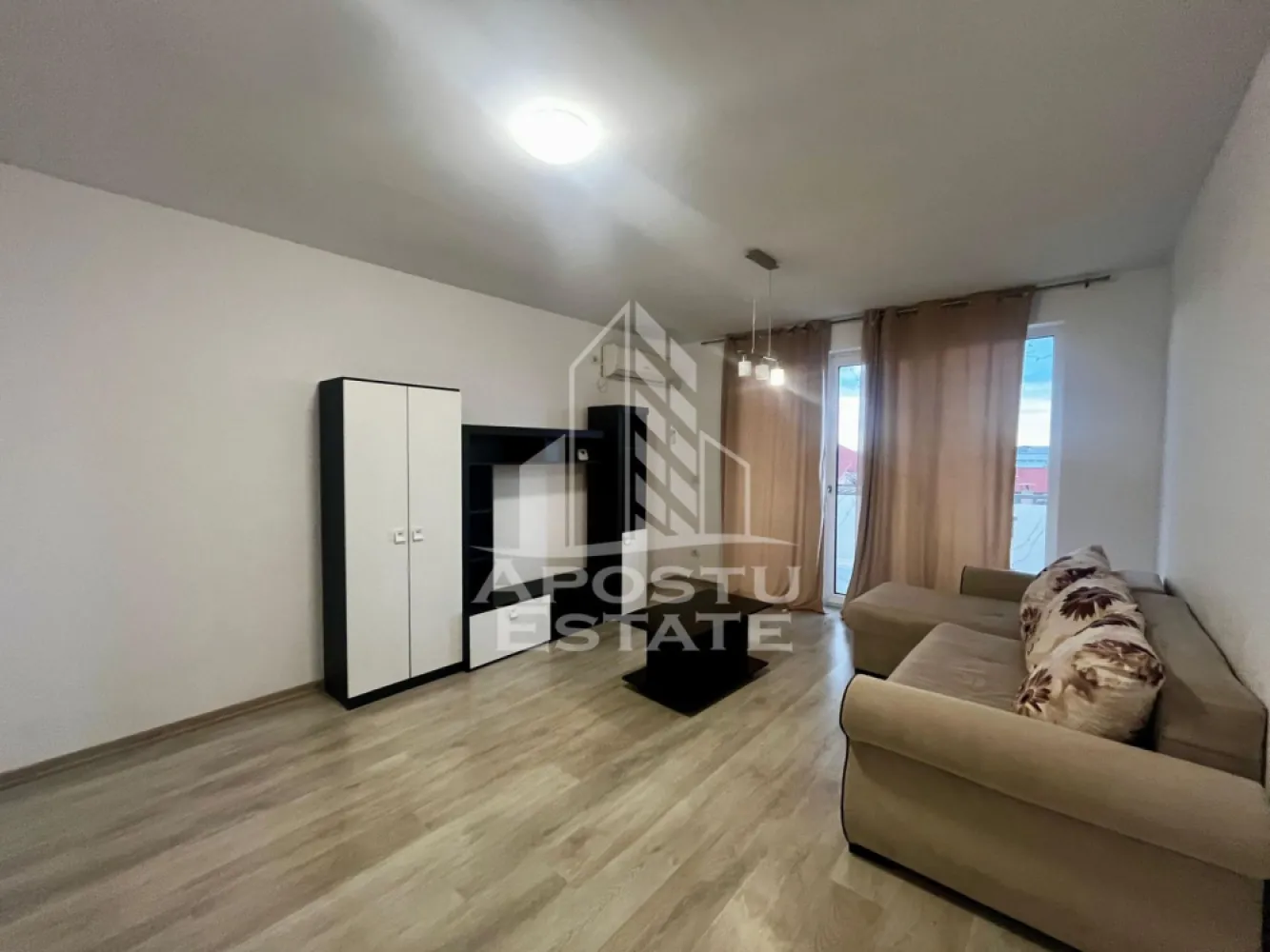 Apartament 2 camere de vanzare, zona Buziasului, Timisoara - Apostu Estate va ofera spre vanzare un apartament cu 2 camere in bloc nou, complet mobilat si utilat, situat la etajul 2/3 in zona Buziasului/ Ciarda Rosie, Timisoara, judetul Timis.

Statie a mijloacelor de transport in comun la doat cateva minute distanta. Scoala Gimnaziala nr. 20 la aproximativ 1.5 km distanta,

Continental, sens AEM (unde regasim numeroarse spatii comerciale) si Zone Cafe 2 Calea Urseni, la aproximativ 2 km.

Hornbach Timisoara Calea Buziasului - Mosnita Noua, la doar cateva minute de mes pe jos.

Apartamentul dispune de 46,9 mpu plus terasa de 8,6mpu, un loc de parcare inclus in pret.
Confortul termic se realizeaza prin intermediul centralei proprii, incalzire prin pardosea si a unui aparat de aer conditionat.

Compartimentare: decomandat, hol de acces, bucatarie inchisa, living cu iesire spre terasa, dormitor, baie cu cada.
Agentia imobiliara Apostu Estate va ofera consultanta bancara gratuita prin intermediul colaboratorilor nostri pentru alegerea celui mai potrivit tip de credit, astfel incat tu sa devi noul proprietar al acestui apartament.

Va asteptam cu drag la o vizionare!
Id Intern: CP3131262