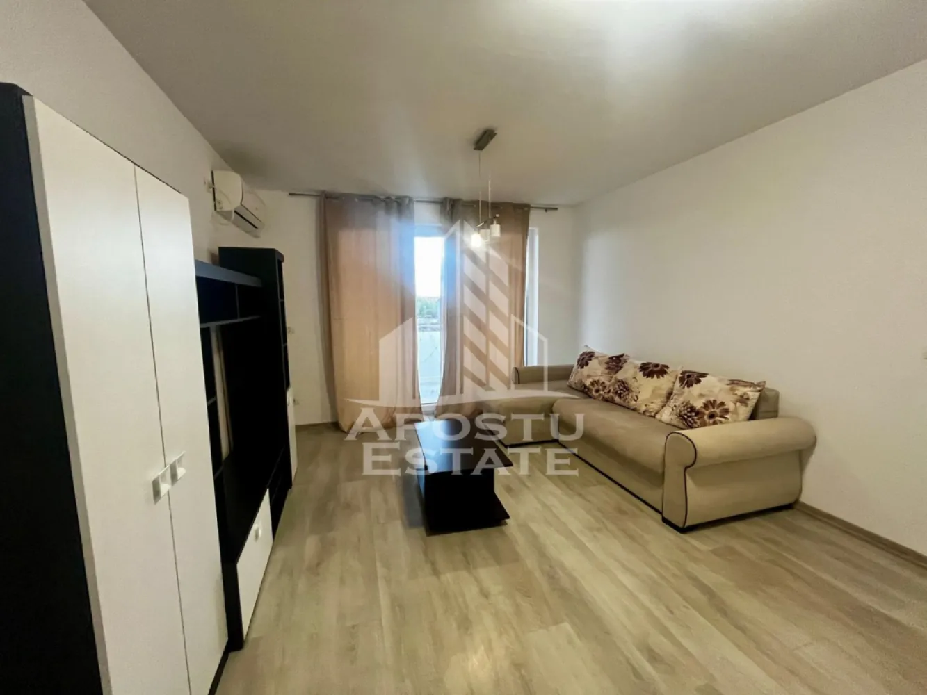 Apartament 2 camere de vanzare, zona Buziasului, Timisoara - Apostu Estate va ofera spre vanzare un apartament cu 2 camere in bloc nou, complet mobilat si utilat, situat la etajul 2/3 in zona Buziasului/ Ciarda Rosie, Timisoara, judetul Timis.

Statie a mijloacelor de transport in comun la doat cateva minute distanta. Scoala Gimnaziala nr. 20 la aproximativ 1.5 km distanta,

Continental, sens AEM (unde regasim numeroarse spatii comerciale) si Zone Cafe 2 Calea Urseni, la aproximativ 2 km.

Hornbach Timisoara Calea Buziasului - Mosnita Noua, la doar cateva minute de mes pe jos.

Apartamentul dispune de 46,9 mpu plus terasa de 8,6mpu, un loc de parcare inclus in pret.
Confortul termic se realizeaza prin intermediul centralei proprii, incalzire prin pardosea si a unui aparat de aer conditionat.

Compartimentare: decomandat, hol de acces, bucatarie inchisa, living cu iesire spre terasa, dormitor, baie cu cada.
Agentia imobiliara Apostu Estate va ofera consultanta bancara gratuita prin intermediul colaboratorilor nostri pentru alegerea celui mai potrivit tip de credit, astfel incat tu sa devi noul proprietar al acestui apartament.

Va asteptam cu drag la o vizionare!
Id Intern: CP3131262