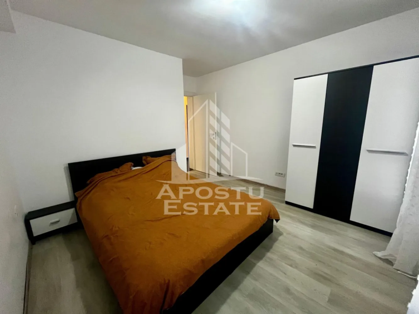 Apartament 2 camere de vanzare, zona Buziasului, Timisoara - Apostu Estate va ofera spre vanzare un apartament cu 2 camere in bloc nou, complet mobilat si utilat, situat la etajul 2/3 in zona Buziasului/ Ciarda Rosie, Timisoara, judetul Timis.

Statie a mijloacelor de transport in comun la doat cateva minute distanta. Scoala Gimnaziala nr. 20 la aproximativ 1.5 km distanta,

Continental, sens AEM (unde regasim numeroarse spatii comerciale) si Zone Cafe 2 Calea Urseni, la aproximativ 2 km.

Hornbach Timisoara Calea Buziasului - Mosnita Noua, la doar cateva minute de mes pe jos.

Apartamentul dispune de 46,9 mpu plus terasa de 8,6mpu, un loc de parcare inclus in pret.
Confortul termic se realizeaza prin intermediul centralei proprii, incalzire prin pardosea si a unui aparat de aer conditionat.

Compartimentare: decomandat, hol de acces, bucatarie inchisa, living cu iesire spre terasa, dormitor, baie cu cada.
Agentia imobiliara Apostu Estate va ofera consultanta bancara gratuita prin intermediul colaboratorilor nostri pentru alegerea celui mai potrivit tip de credit, astfel incat tu sa devi noul proprietar al acestui apartament.

Va asteptam cu drag la o vizionare!
Id Intern: CP3131262