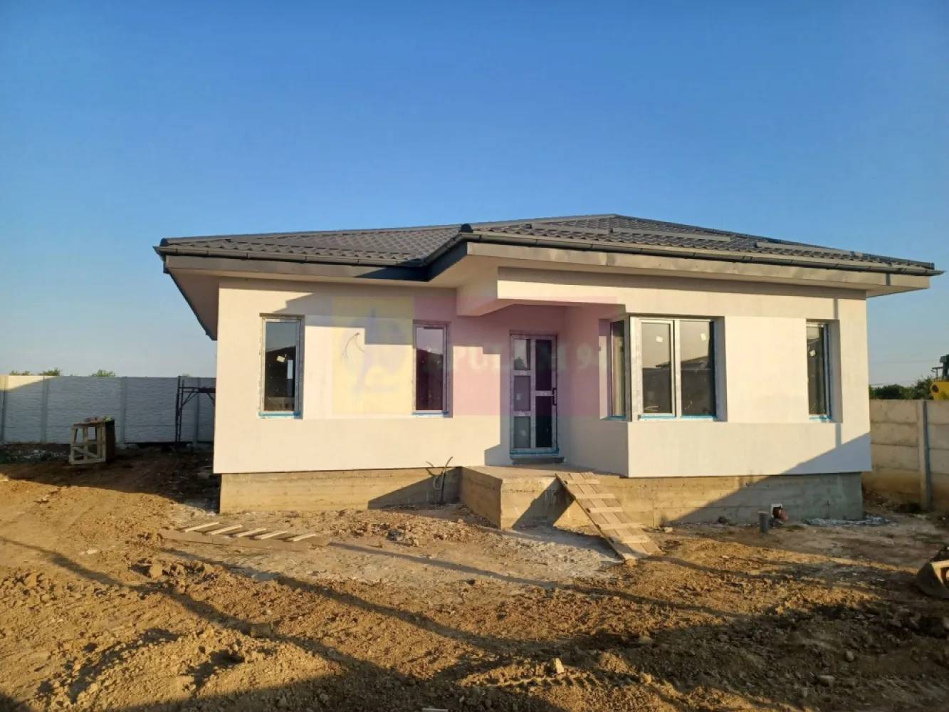Dragomirești casă parter 4 camere 2 băi, terasă, apă, canalizare, gaze - Casa este situată în vestul Municipiului Bucuresti, la 4 km de Soseaua de Centură DNCB, în localitatea Dragomiresti Vale, într-o zonă rezidențială nouă. Imobilul are structura de rezistență din beton armat, cu fundații continue, placă radier, stâlpi, grinzi, cu placă din beton armat peste parter si zidărie portantă din caramidă de 25 cm, fără pereti de rigips. Casa este tip parter + pod înalt, are 145 mp construiti, din care 110 mp utili + terasă 18 mp si este formata din: living, bucătărie, 3 dormitoare, 2 bai, dresing, hol si terasă. Locuința este izolată termic cu polistiren de 100 mm cu EPS 80, cu vată minerală în pod și tencuială decorativă, silicontă la exterior. Peretii interiori sunt tencuiți, gletuiți, finisați si se vor zugrăvi în alb. Casa este acoperită cu tiglă metalică mată de 0,5 mm iar tâmplăria exterioară din PVC cu geamuri tripan. Incălzirea: centrală termică pe gaze în condensatie de 24 kw și calorifere din otel; opțional încălzire în pardoseală. Instalatie electrică din cupru. Parchetul, gresia, faianța, ușile interioare si obiectele sanitare se pot alege de cumpărător, în limita unui buget prestabilit. Curte 430 mp, împrejmuită, cu alee auto si pietonală și trotuare în jurul casei, din beton armat. Casa se predă finisată complet si racordată la utilităti: gaze, curent electric, apă și canalizare. Disponibilitate 30 Septembrie 2026. Pret 160.000 EUR, cu TVA 21% inclus. Nu se plătește comision.
