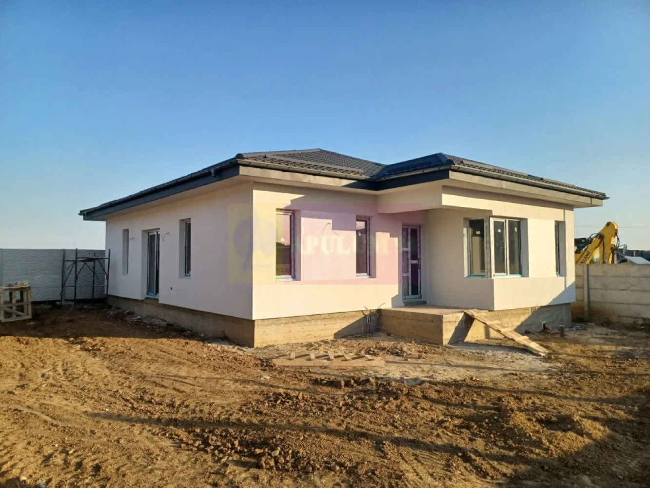 Dragomirești casă parter 4 camere 2 băi, terasă, apă, canalizare, gaze - Casa este situată în vestul Municipiului Bucuresti, la 4 km de Soseaua de Centură DNCB, în localitatea Dragomiresti Vale, într-o zonă rezidențială nouă. Imobilul are structura de rezistență din beton armat, cu fundații continue, placă radier, stâlpi, grinzi, cu placă din beton armat peste parter si zidărie portantă din caramidă de 25 cm, fără pereti de rigips. Casa este tip parter + pod înalt, are 145 mp construiti, din care 110 mp utili + terasă 18 mp si este formata din: living, bucătărie, 3 dormitoare, 2 bai, dresing, hol si terasă. Locuința este izolată termic cu polistiren de 100 mm cu EPS 80, cu vată minerală în pod și tencuială decorativă, silicontă la exterior. Peretii interiori sunt tencuiți, gletuiți, finisați si se vor zugrăvi în alb. Casa este acoperită cu tiglă metalică mată de 0,5 mm iar tâmplăria exterioară din PVC cu geamuri tripan. Incălzirea: centrală termică pe gaze în condensatie de 24 kw și calorifere din otel; opțional încălzire în pardoseală. Instalatie electrică din cupru. Parchetul, gresia, faianța, ușile interioare si obiectele sanitare se pot alege de cumpărător, în limita unui buget prestabilit. Curte 430 mp, împrejmuită, cu alee auto si pietonală și trotuare în jurul casei, din beton armat. Casa se predă finisată complet si racordată la utilităti: gaze, curent electric, apă și canalizare. Disponibilitate 30 Septembrie 2026. Pret 160.000 EUR, cu TVA 21% inclus. Nu se plătește comision.