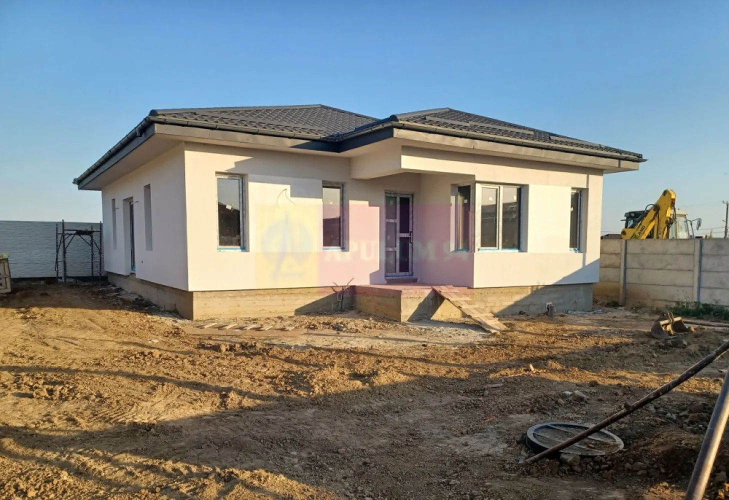 Dragomirești casă parter 4 camere 2 băi, terasă, apă, canalizare, gaze - Casa este situată în vestul Municipiului Bucuresti, la 4 km de Soseaua de Centură DNCB, în localitatea Dragomiresti Vale, într-o zonă rezidențială nouă. Imobilul are structura de rezistență din beton armat, cu fundații continue, placă radier, stâlpi, grinzi, cu placă din beton armat peste parter si zidărie portantă din caramidă de 25 cm, fără pereti de rigips. Casa este tip parter + pod înalt, are 145 mp construiti, din care 110 mp utili + terasă 18 mp si este formata din: living, bucătărie, 3 dormitoare, 2 bai, dresing, hol si terasă. Locuința este izolată termic cu polistiren de 100 mm cu EPS 80, cu vată minerală în pod și tencuială decorativă, silicontă la exterior. Peretii interiori sunt tencuiți, gletuiți, finisați si se vor zugrăvi în alb. Casa este acoperită cu tiglă metalică mată de 0,5 mm iar tâmplăria exterioară din PVC cu geamuri tripan. Incălzirea: centrală termică pe gaze în condensatie de 24 kw și calorifere din otel; opțional încălzire în pardoseală. Instalatie electrică din cupru. Parchetul, gresia, faianța, ușile interioare si obiectele sanitare se pot alege de cumpărător, în limita unui buget prestabilit. Curte 430 mp, împrejmuită, cu alee auto si pietonală și trotuare în jurul casei, din beton armat. Casa se predă finisată complet si racordată la utilităti: gaze, curent electric, apă și canalizare. Disponibilitate 30 Septembrie 2026. Pret 160.000 EUR, cu TVA 21% inclus. Nu se plătește comision.