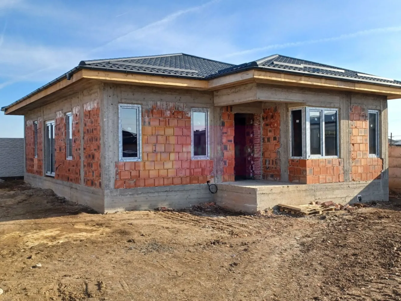 Dragomirești casă parter 4 camere 2 băi, terasă, apă, canalizare, gaze - Casa este situată în vestul Municipiului Bucuresti, la 4 km de Soseaua de Centură DNCB, în localitatea Dragomiresti Vale, într-o zonă rezidențială nouă. Imobilul are structura de rezistență din beton armat, cu fundații continue, placă radier, stâlpi, grinzi, cu placă din beton armat peste parter si zidărie portantă din caramidă de 25 cm, fără pereti de rigips. Casa este tip parter + pod înalt, are 145 mp construiti, din care 110 mp utili + terasă 18 mp si este formata din: living, bucătărie, 3 dormitoare, 2 bai, dresing, hol si terasă. Locuința este izolată termic cu polistiren de 100 mm cu EPS 80, cu vată minerală în pod și tencuială decorativă, silicontă la exterior. Peretii interiori sunt tencuiți, gletuiți, finisați si se vor zugrăvi în alb. Casa este acoperită cu tiglă metalică mată de 0,5 mm iar tâmplăria exterioară din PVC cu geamuri tripan. Incălzirea: centrală termică pe gaze în condensatie de 24 kw și calorifere din otel; opțional încălzire în pardoseală. Instalatie electrică din cupru. Parchetul, gresia, faianța, ușile interioare si obiectele sanitare se pot alege de cumpărător, în limita unui buget prestabilit. Curte 430 mp, împrejmuită, cu alee auto si pietonală și trotuare în jurul casei, din beton armat. Casa se predă finisată complet si racordată la utilităti: gaze, curent electric, apă și canalizare. Disponibilitate 30 Septembrie 2026. Pret 160.000 EUR, cu TVA 21% inclus. Nu se plătește comision.
