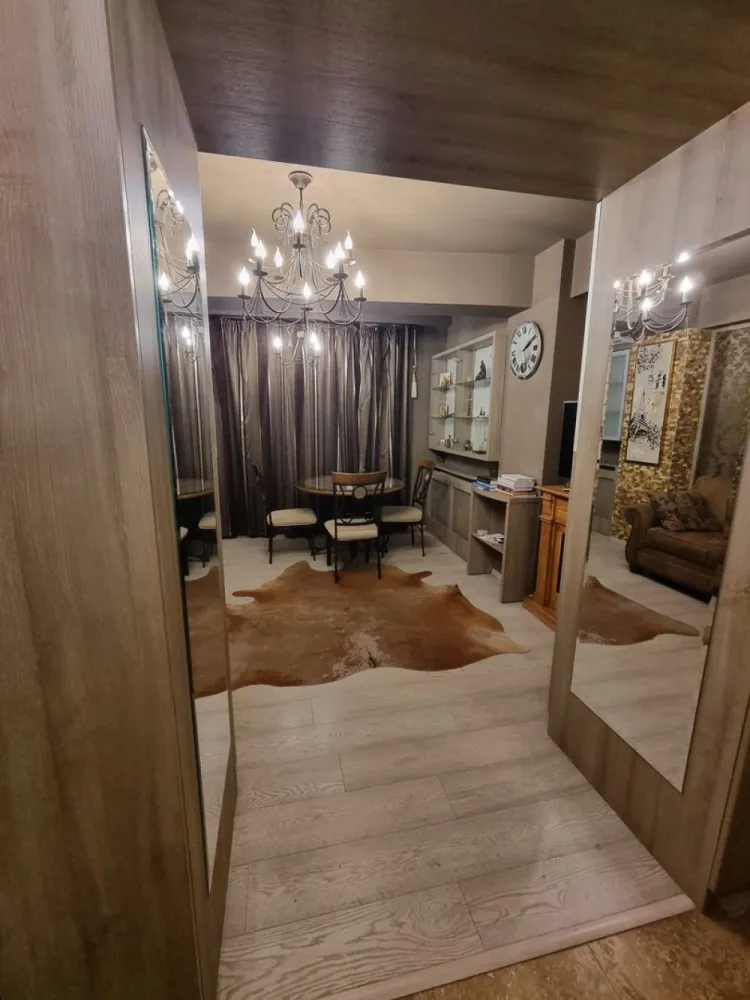 Inchiriere apartament 2 Camere Lux Nerva Traian - Acest apartament cu 2 camere, situat la etajul 1, are o suprafață utilă de 55 mp. Este decomandat, iar blocul este finalizat in 2013. Finisajele sunt de calitate, iar mobilierul modern îți oferă un spațiu plăcut. 

Locația este ideală, având acces rapid la transportul în comun. În apropiere se află stații de metrou și autobuz, facilitând deplasarea în oraș. La doar câțiva pași, găsești parcuri, cafenele și restaurante variate. De asemenea, educația este la îndemână, cu universități și școli de prestigiu în apropiere.

Disponibil imediat . Se inchiriaza complet mobilat si utilat.
Va stam la dispozitie pentru informatii suplimentare sau pentru programarea unei vizionari.
Comisionul agentiei este de 50% din prima prima luna, iar perioada minima a inchirierii este de 12 luni.

Cu deosebita consideratie,
Arbore Real Estate