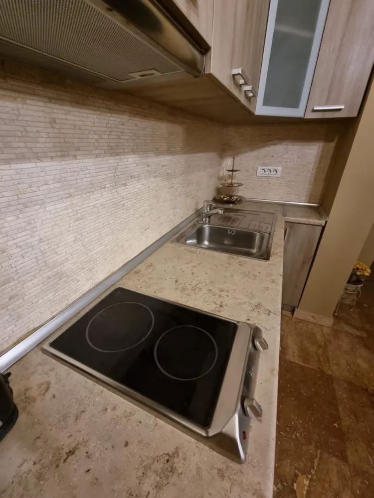 Inchiriere apartament 2 Camere Lux Nerva Traian - Acest apartament cu 2 camere, situat la etajul 1, are o suprafață utilă de 55 mp. Este decomandat, iar blocul este finalizat in 2013. Finisajele sunt de calitate, iar mobilierul modern îți oferă un spațiu plăcut. 

Locația este ideală, având acces rapid la transportul în comun. În apropiere se află stații de metrou și autobuz, facilitând deplasarea în oraș. La doar câțiva pași, găsești parcuri, cafenele și restaurante variate. De asemenea, educația este la îndemână, cu universități și școli de prestigiu în apropiere.

Disponibil imediat . Se inchiriaza complet mobilat si utilat.
Va stam la dispozitie pentru informatii suplimentare sau pentru programarea unei vizionari.
Comisionul agentiei este de 50% din prima prima luna, iar perioada minima a inchirierii este de 12 luni.

Cu deosebita consideratie,
Arbore Real Estate