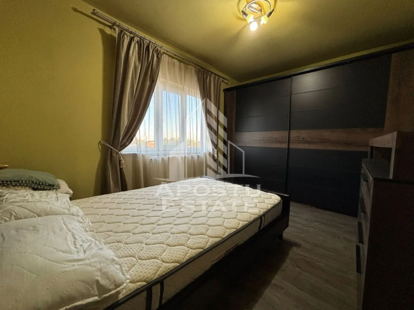 Apartament 3 camere de inchiriat, zona Soarelui, Timisoara - APOSTU ESTATE va propune spre inchiriere un apartament spatios si luminos cu 3 camere, situat intr-o zona linistita si bine conectata din Soarelui, ideal pentru familii, studenti sau persoane care doresc un spatiu generos si confortabil.

Suprafata utila: 60 mp
Compartimentare eficienta

- Hol de acces generos
- Bucatarie complet mobilata si utilata, cu loc de luat masa
- Living luminos si spatios
- 2 dormitoare mobilate
- Baie cu cada si geam pentru aerisire naturala

Confort si facilitati:

- Centrala termica proprie pe gaz
- Apartamentul este complet mobilat si utilat de catre proprietar

Localizare: Zona Soarelui– acces facil spre centrul orasului, in apropiere de magazine, scoli si mijloace de transport in comun.

Ideal pentru:
- Cupluri
- Familii
- Studenti

Pret chirie: 380€
Programeaza o vizionare!
ID intern: CP2722467