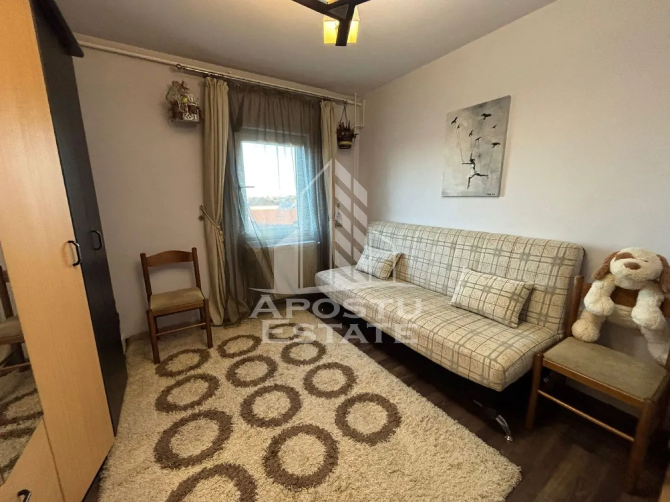 Apartament 3 camere de inchiriat, zona Soarelui, Timisoara - APOSTU ESTATE va propune spre inchiriere un apartament spatios si luminos cu 3 camere, situat intr-o zona linistita si bine conectata din Soarelui, ideal pentru familii, studenti sau persoane care doresc un spatiu generos si confortabil.

Suprafata utila: 60 mp
Compartimentare eficienta

- Hol de acces generos
- Bucatarie complet mobilata si utilata, cu loc de luat masa
- Living luminos si spatios
- 2 dormitoare mobilate
- Baie cu cada si geam pentru aerisire naturala

Confort si facilitati:

- Centrala termica proprie pe gaz
- Apartamentul este complet mobilat si utilat de catre proprietar

Localizare: Zona Soarelui– acces facil spre centrul orasului, in apropiere de magazine, scoli si mijloace de transport in comun.

Ideal pentru:
- Cupluri
- Familii
- Studenti

Pret chirie: 380€
Programeaza o vizionare!
ID intern: CP2722467