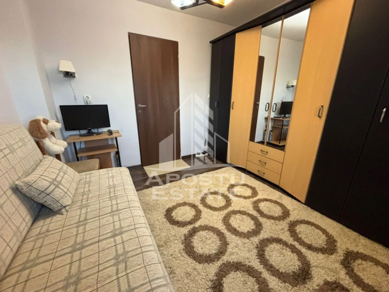 Apartament 3 camere de inchiriat, zona Soarelui, Timisoara - APOSTU ESTATE va propune spre inchiriere un apartament spatios si luminos cu 3 camere, situat intr-o zona linistita si bine conectata din Soarelui, ideal pentru familii, studenti sau persoane care doresc un spatiu generos si confortabil.

Suprafata utila: 60 mp
Compartimentare eficienta

- Hol de acces generos
- Bucatarie complet mobilata si utilata, cu loc de luat masa
- Living luminos si spatios
- 2 dormitoare mobilate
- Baie cu cada si geam pentru aerisire naturala

Confort si facilitati:

- Centrala termica proprie pe gaz
- Apartamentul este complet mobilat si utilat de catre proprietar

Localizare: Zona Soarelui– acces facil spre centrul orasului, in apropiere de magazine, scoli si mijloace de transport in comun.

Ideal pentru:
- Cupluri
- Familii
- Studenti

Pret chirie: 380€
Programeaza o vizionare!
ID intern: CP2722467