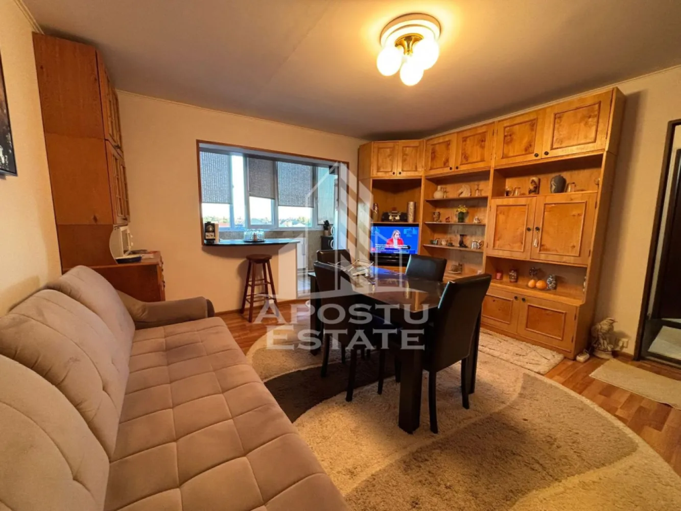 Apartament 3 camere de inchiriat, zona Soarelui, Timisoara - APOSTU ESTATE va propune spre inchiriere un apartament spatios si luminos cu 3 camere, situat intr-o zona linistita si bine conectata din Soarelui, ideal pentru familii, studenti sau persoane care doresc un spatiu generos si confortabil.

Suprafata utila: 60 mp
Compartimentare eficienta

- Hol de acces generos
- Bucatarie complet mobilata si utilata, cu loc de luat masa
- Living luminos si spatios
- 2 dormitoare mobilate
- Baie cu cada si geam pentru aerisire naturala

Confort si facilitati:

- Centrala termica proprie pe gaz
- Apartamentul este complet mobilat si utilat de catre proprietar

Localizare: Zona Soarelui– acces facil spre centrul orasului, in apropiere de magazine, scoli si mijloace de transport in comun.

Ideal pentru:
- Cupluri
- Familii
- Studenti

Pret chirie: 380€
Programeaza o vizionare!
ID intern: CP2722467