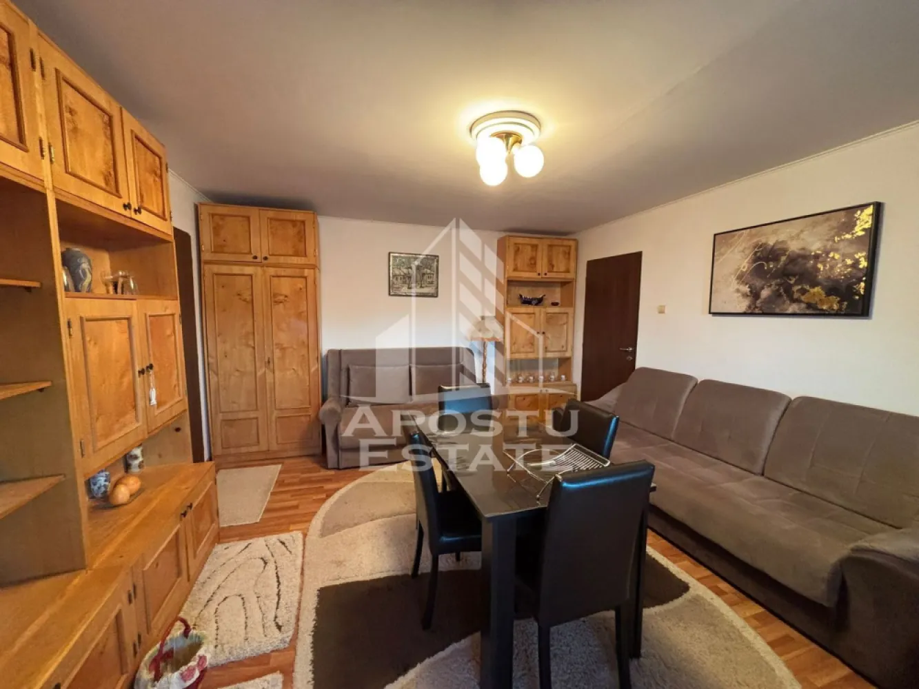 Apartament 3 camere de inchiriat, zona Soarelui, Timisoara - APOSTU ESTATE va propune spre inchiriere un apartament spatios si luminos cu 3 camere, situat intr-o zona linistita si bine conectata din Soarelui, ideal pentru familii, studenti sau persoane care doresc un spatiu generos si confortabil.

Suprafata utila: 60 mp
Compartimentare eficienta

- Hol de acces generos
- Bucatarie complet mobilata si utilata, cu loc de luat masa
- Living luminos si spatios
- 2 dormitoare mobilate
- Baie cu cada si geam pentru aerisire naturala

Confort si facilitati:

- Centrala termica proprie pe gaz
- Apartamentul este complet mobilat si utilat de catre proprietar

Localizare: Zona Soarelui– acces facil spre centrul orasului, in apropiere de magazine, scoli si mijloace de transport in comun.

Ideal pentru:
- Cupluri
- Familii
- Studenti

Pret chirie: 380€
Programeaza o vizionare!
ID intern: CP2722467