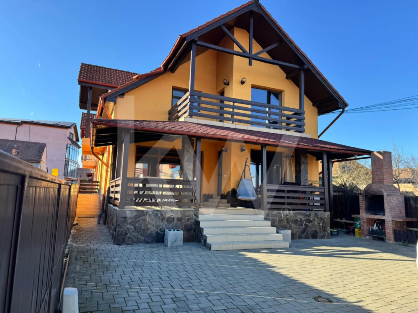 Duplex perfect pentru familie – spațiu, confort și tot ce ai nevoie pentru tine - Îți prezentăm spre vânzare un duplex spațios, complet mobilat și utilat, perfect pentru o familie care își dorește confort, funcționalitate și spațiu pentru toți membrii casei.
La parter, locuința te întâmpină cu o bucătărie open space, cu zonă de luat masa și living, un spațiu luminos și primitor unde familia se poate reuni în fiecare zi. Tot la acest nivel se află un birou, ideal pentru work-from-home sau pentru studiu, precum și o baie. Accesul către etaj se face pe o scară interioară din lemn, elegantă și solidă.
La etaj, casa oferă 3 dormitoare confortabile, 2 băi și un dressing generos, perfect pentru depozitarea tuturor lucrurilor familiei. Toate camerele au ieșire către balcon, oferind lumină naturală și un plus de spațiu pentru relaxare.
În exterior, proprietatea dispune de curte proprie cu loc pentru 2 mașini și o terasă mare acoperită, ideală pentru mesele în aer liber sau pentru momentele petrecute cu familia și prietenii.
O locuință gândită pentru viața de familie, unde ai spațiu, confort și funcționalitate într-un singur loc.