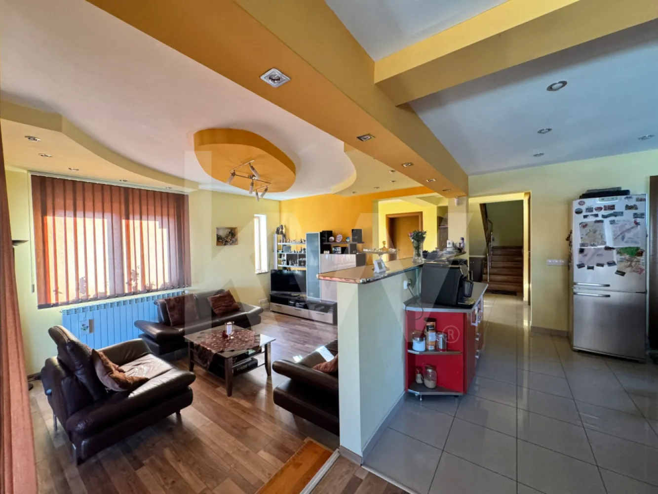 Duplex perfect pentru familie – spațiu, confort și tot ce ai nevoie pentru tine - Îți prezentăm spre vânzare un duplex spațios, complet mobilat și utilat, perfect pentru o familie care își dorește confort, funcționalitate și spațiu pentru toți membrii casei.
La parter, locuința te întâmpină cu o bucătărie open space, cu zonă de luat masa și living, un spațiu luminos și primitor unde familia se poate reuni în fiecare zi. Tot la acest nivel se află un birou, ideal pentru work-from-home sau pentru studiu, precum și o baie. Accesul către etaj se face pe o scară interioară din lemn, elegantă și solidă.
La etaj, casa oferă 3 dormitoare confortabile, 2 băi și un dressing generos, perfect pentru depozitarea tuturor lucrurilor familiei. Toate camerele au ieșire către balcon, oferind lumină naturală și un plus de spațiu pentru relaxare.
În exterior, proprietatea dispune de curte proprie cu loc pentru 2 mașini și o terasă mare acoperită, ideală pentru mesele în aer liber sau pentru momentele petrecute cu familia și prietenii.
O locuință gândită pentru viața de familie, unde ai spațiu, confort și funcționalitate într-un singur loc.
