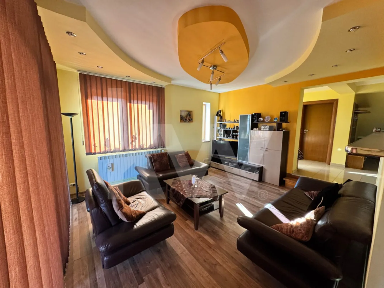 Duplex perfect pentru familie – spațiu, confort și tot ce ai nevoie pentru tine - Îți prezentăm spre vânzare un duplex spațios, complet mobilat și utilat, perfect pentru o familie care își dorește confort, funcționalitate și spațiu pentru toți membrii casei.
La parter, locuința te întâmpină cu o bucătărie open space, cu zonă de luat masa și living, un spațiu luminos și primitor unde familia se poate reuni în fiecare zi. Tot la acest nivel se află un birou, ideal pentru work-from-home sau pentru studiu, precum și o baie. Accesul către etaj se face pe o scară interioară din lemn, elegantă și solidă.
La etaj, casa oferă 3 dormitoare confortabile, 2 băi și un dressing generos, perfect pentru depozitarea tuturor lucrurilor familiei. Toate camerele au ieșire către balcon, oferind lumină naturală și un plus de spațiu pentru relaxare.
În exterior, proprietatea dispune de curte proprie cu loc pentru 2 mașini și o terasă mare acoperită, ideală pentru mesele în aer liber sau pentru momentele petrecute cu familia și prietenii.
O locuință gândită pentru viața de familie, unde ai spațiu, confort și funcționalitate într-un singur loc.