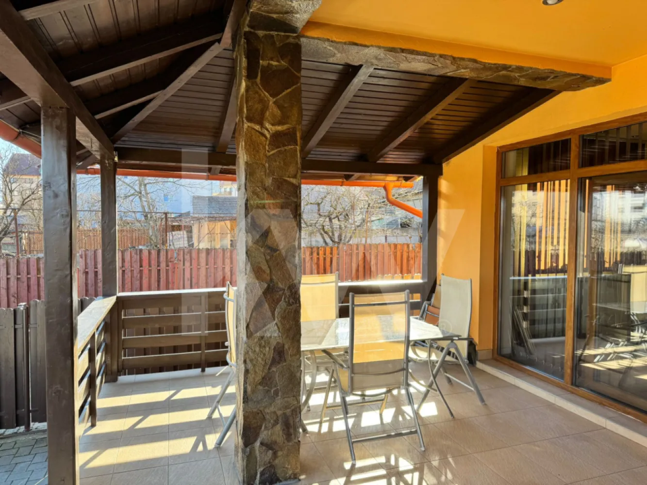 Duplex perfect pentru familie – spațiu, confort și tot ce ai nevoie pentru tine - Îți prezentăm spre vânzare un duplex spațios, complet mobilat și utilat, perfect pentru o familie care își dorește confort, funcționalitate și spațiu pentru toți membrii casei.
La parter, locuința te întâmpină cu o bucătărie open space, cu zonă de luat masa și living, un spațiu luminos și primitor unde familia se poate reuni în fiecare zi. Tot la acest nivel se află un birou, ideal pentru work-from-home sau pentru studiu, precum și o baie. Accesul către etaj se face pe o scară interioară din lemn, elegantă și solidă.
La etaj, casa oferă 3 dormitoare confortabile, 2 băi și un dressing generos, perfect pentru depozitarea tuturor lucrurilor familiei. Toate camerele au ieșire către balcon, oferind lumină naturală și un plus de spațiu pentru relaxare.
În exterior, proprietatea dispune de curte proprie cu loc pentru 2 mașini și o terasă mare acoperită, ideală pentru mesele în aer liber sau pentru momentele petrecute cu familia și prietenii.
O locuință gândită pentru viața de familie, unde ai spațiu, confort și funcționalitate într-un singur loc.