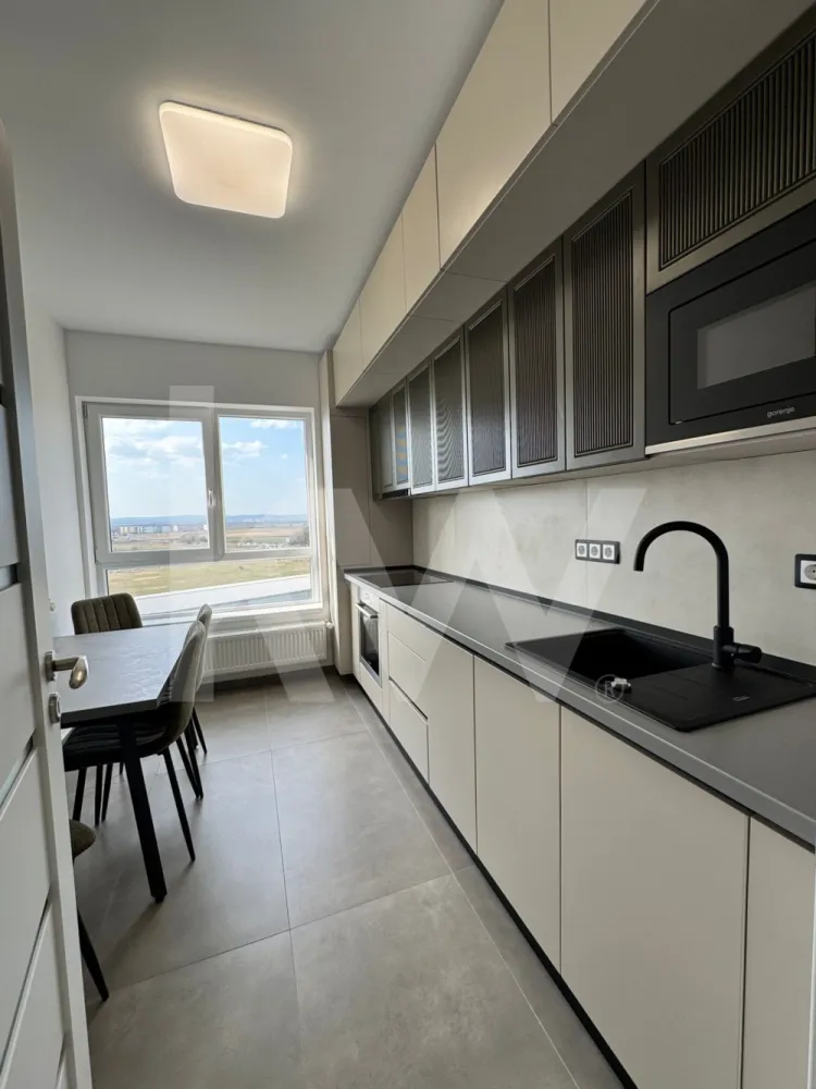 Apartament 3 camere modern, mobilat nou, 2 băi, etaj 5 cu lift – gata de mutare! - Oferim spre închiriere un apartament modern cu 3 camere, semidecomandat, situat la etajul 5 al unui imobil dotat cu lift, ideal pentru cei care își doresc confort și un spațiu bine organizat.
Locuința este nou mobilată , într-un stil modern, fiind pregătită pentru mutare imediată. Compartimentarea practică oferă un living luminos, două dormitoare confortabile, două băi și un dressing generos, perfect pentru organizarea eficientă a lucrurilor.
Apartamentul oferă un ambient plăcut și funcțional, potrivit pentru o persoana care caută un spațiu primitor, într-o locuință amenajată cu grijă.
Dacă îți dorești un apartament modern, bine compartimentat și gata de locuit, acesta poate fi alegerea potrivită.