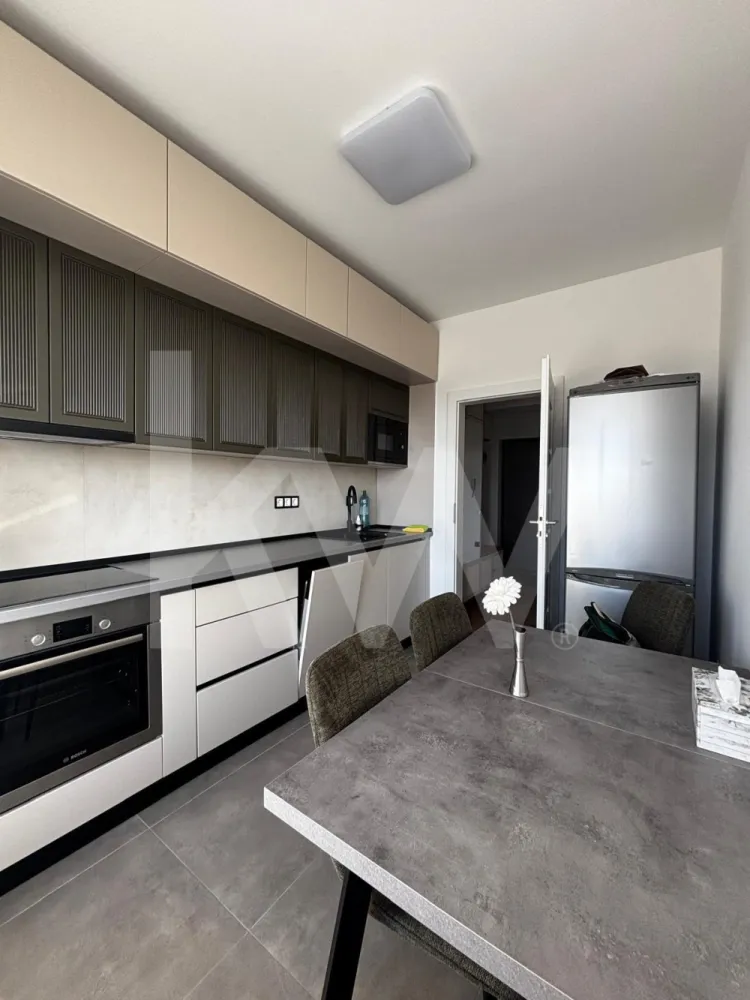 Apartament 3 camere modern, mobilat nou, 2 băi, etaj 5 cu lift – gata de mutare! - Oferim spre închiriere un apartament modern cu 3 camere, semidecomandat, situat la etajul 5 al unui imobil dotat cu lift, ideal pentru cei care își doresc confort și un spațiu bine organizat.
Locuința este nou mobilată , într-un stil modern, fiind pregătită pentru mutare imediată. Compartimentarea practică oferă un living luminos, două dormitoare confortabile, două băi și un dressing generos, perfect pentru organizarea eficientă a lucrurilor.
Apartamentul oferă un ambient plăcut și funcțional, potrivit pentru o persoana care caută un spațiu primitor, într-o locuință amenajată cu grijă.
Dacă îți dorești un apartament modern, bine compartimentat și gata de locuit, acesta poate fi alegerea potrivită.
