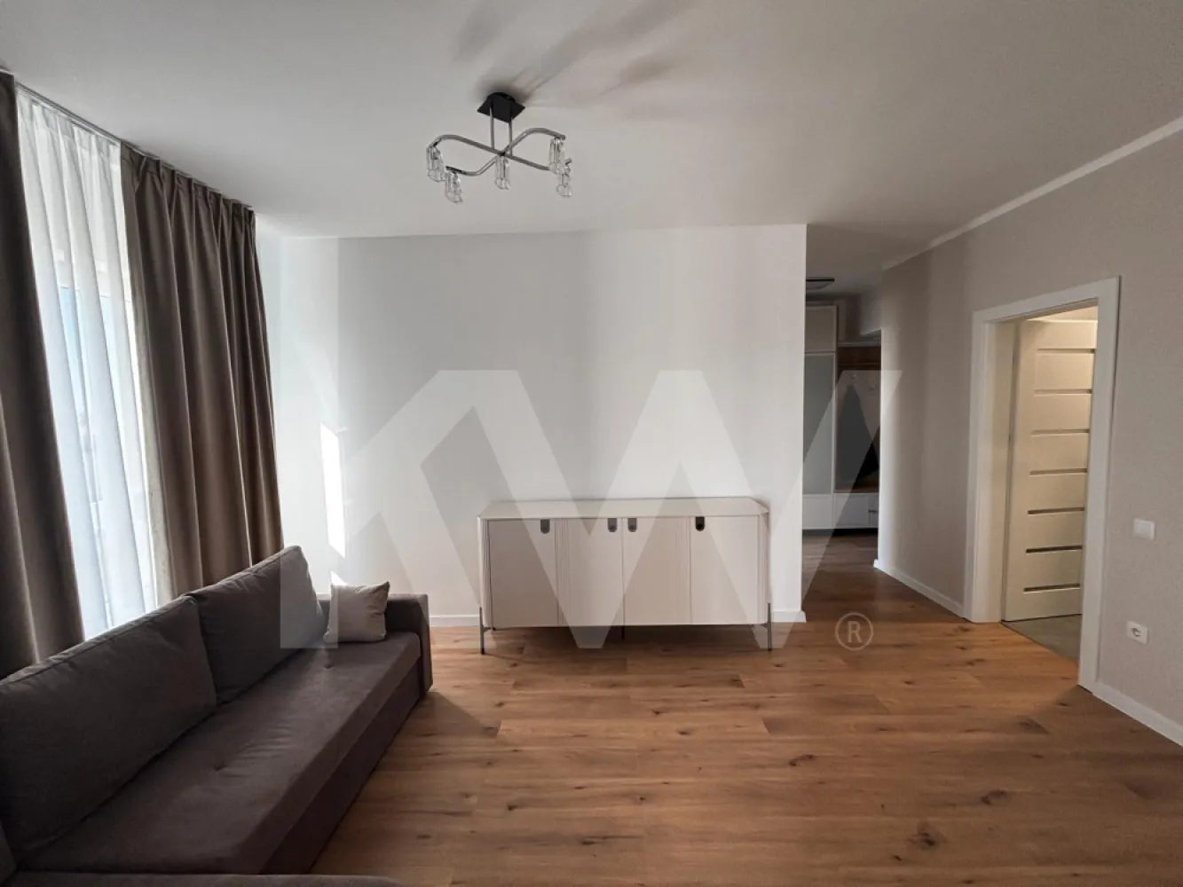 Apartament 3 camere modern, mobilat nou, 2 băi, etaj 5 cu lift – gata de mutare! - Oferim spre închiriere un apartament modern cu 3 camere, semidecomandat, situat la etajul 5 al unui imobil dotat cu lift, ideal pentru cei care își doresc confort și un spațiu bine organizat.
Locuința este nou mobilată , într-un stil modern, fiind pregătită pentru mutare imediată. Compartimentarea practică oferă un living luminos, două dormitoare confortabile, două băi și un dressing generos, perfect pentru organizarea eficientă a lucrurilor.
Apartamentul oferă un ambient plăcut și funcțional, potrivit pentru o persoana care caută un spațiu primitor, într-o locuință amenajată cu grijă.
Dacă îți dorești un apartament modern, bine compartimentat și gata de locuit, acesta poate fi alegerea potrivită.