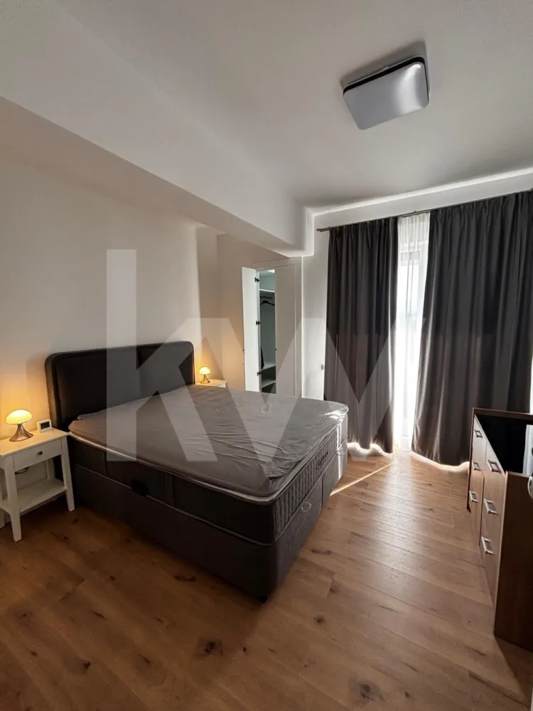 Apartament 3 camere modern, mobilat nou, 2 băi, etaj 5 cu lift – gata de mutare! - Oferim spre închiriere un apartament modern cu 3 camere, semidecomandat, situat la etajul 5 al unui imobil dotat cu lift, ideal pentru cei care își doresc confort și un spațiu bine organizat.
Locuința este nou mobilată , într-un stil modern, fiind pregătită pentru mutare imediată. Compartimentarea practică oferă un living luminos, două dormitoare confortabile, două băi și un dressing generos, perfect pentru organizarea eficientă a lucrurilor.
Apartamentul oferă un ambient plăcut și funcțional, potrivit pentru o persoana care caută un spațiu primitor, într-o locuință amenajată cu grijă.
Dacă îți dorești un apartament modern, bine compartimentat și gata de locuit, acesta poate fi alegerea potrivită.