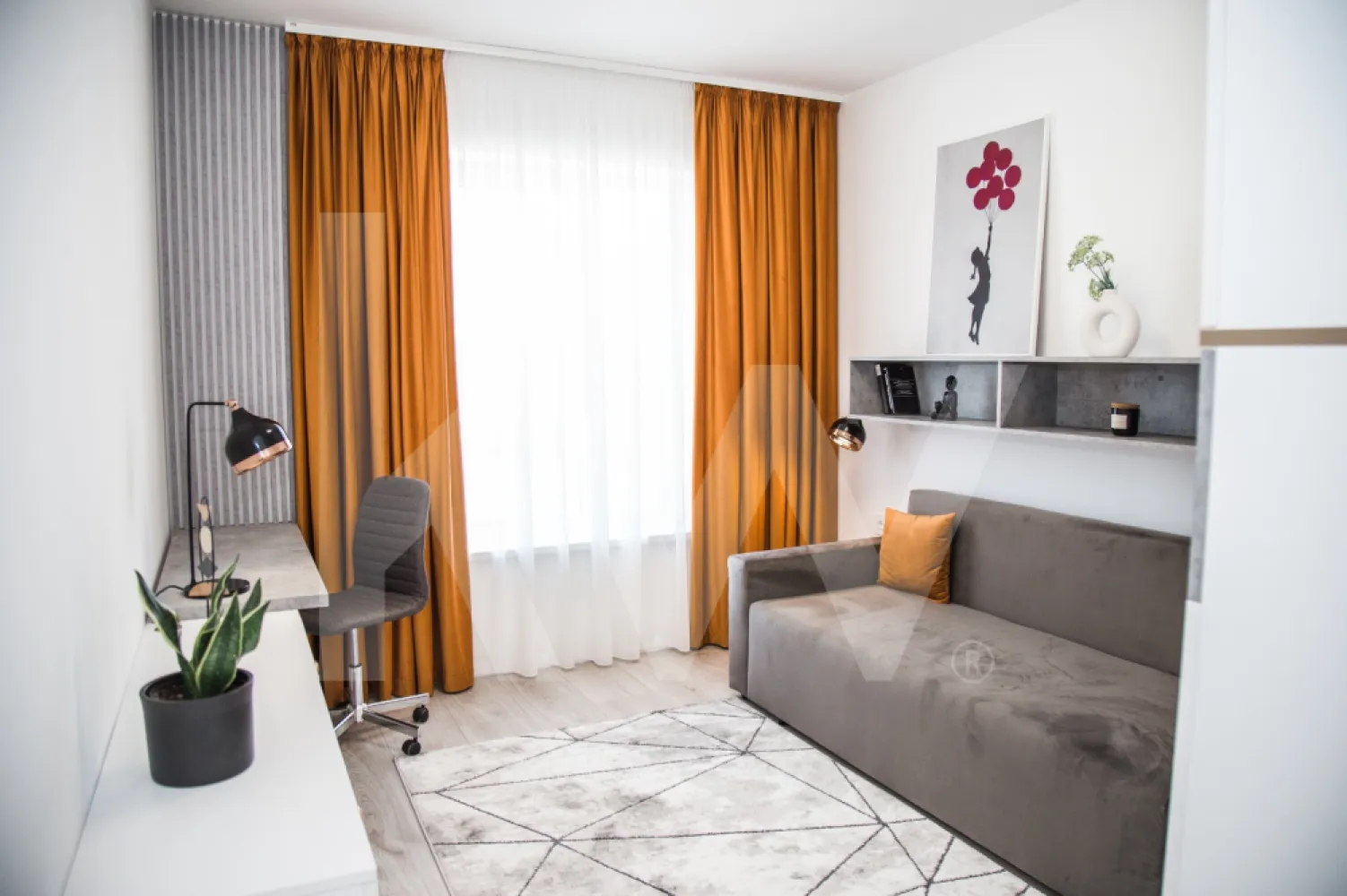 Apartament 4 camere - Acesta nu este doar un ansamblu rezidențial, ci alegerea firească pentru un stil de viață modern, în care confortul, siguranța și calitatea sunt pe primul loc. Fiecare detaliu a fost gândit pentru a-ți oferi mai mult decât o locuință – un spațiu în care să te simți cu adevărat acasă.

Proiectul cuprinde 196 de apartamente noi în Sibiu, cu 2, 3 și 4 camere, dispuse în 6 imobile cu regim redus de înălțime. Atmosfera este completată de spații verzi generoase, grădini interioare și alei de promenadă, ideale pentru relaxare. Familiile se vor bucura de un loc de joacă sigur pentru copii, un element esențial pentru momentele petrecute împreună.

Siguranța și accesul controlat sunt asigurate prin bariere automate și videointerfon, într-un cartier privat care oferă liniște și intimitate. În plus, ansamblul dispune de 315 locuri de parcare, atât subterane, cât și supraterane, stații de încărcare pentru mașini electrice și boxe de depozitare – soluții practice pentru un stil de viață organizat.

La interior, confortul este ridicat la un alt nivel prin încălzire în pardoseală, lifturi moderne și centrală termică pe gaz la nivel de bloc, pentru eficiență energetică și costuri optimizate. Totodată, prezența adăposturilor ALA adaugă un plus de protecție în situații neprevăzute.

Construcția este realizată pe structură din beton armat monolit, cu pereți din cărămidă și fațade izolate cu polistiren expandat, oferind durabilitate și un climat interior plăcut în orice sezon.

Apartamentele pot fi achiziționate prin plată integrală, credit bancar, rate la dezvoltator de până la 7 ani, în tranșe sau chiar cu criptomonede (Elrond, Bitcoin, USDT) – flexibilitate care îți permite să alegi varianta potrivită pentru tine.