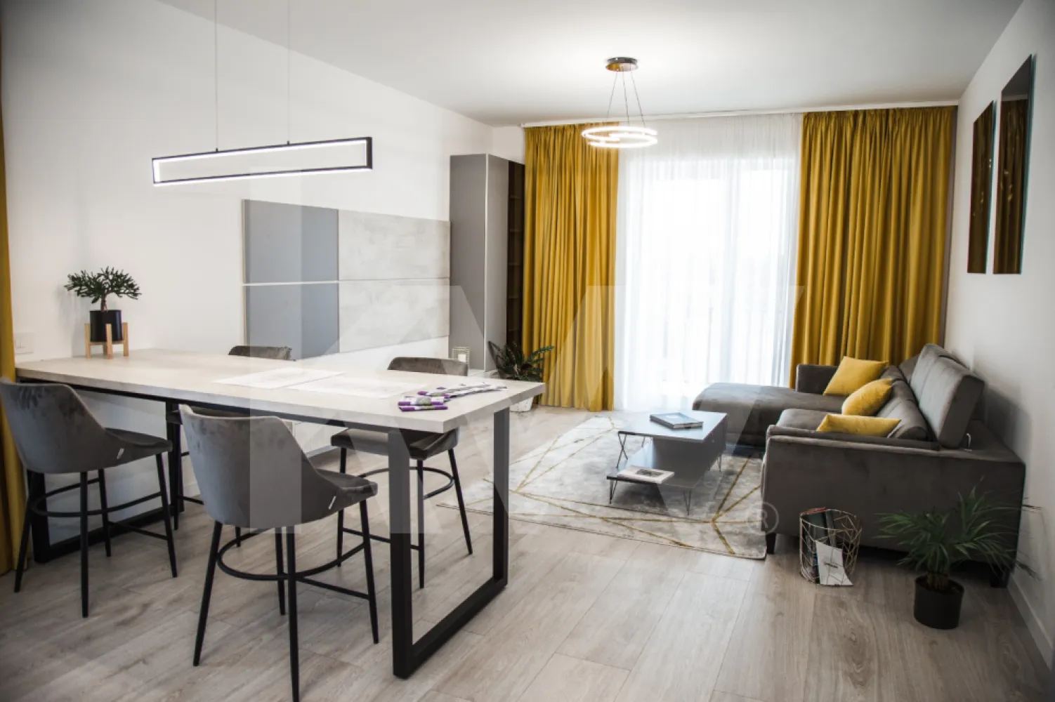 Apartament 3 camere - Acesta nu este doar un ansamblu rezidențial, ci alegerea firească pentru un stil de viață modern, în care confortul, siguranța și calitatea sunt pe primul loc. Fiecare detaliu a fost gândit pentru a-ți oferi mai mult decât o locuință – un spațiu în care să te simți cu adevărat acasă.

Proiectul cuprinde 196 de apartamente noi în Sibiu, cu 2, 3 și 4 camere, dispuse în 6 imobile cu regim redus de înălțime. Atmosfera este completată de spații verzi generoase, grădini interioare și alei de promenadă, ideale pentru relaxare. Familiile se vor bucura de un loc de joacă sigur pentru copii, un element esențial pentru momentele petrecute împreună.

Siguranța și accesul controlat sunt asigurate prin bariere automate și videointerfon, într-un cartier privat care oferă liniște și intimitate. În plus, ansamblul dispune de 315 locuri de parcare, atât subterane, cât și supraterane, stații de încărcare pentru mașini electrice și boxe de depozitare – soluții practice pentru un stil de viață organizat.

La interior, confortul este ridicat la un alt nivel prin încălzire în pardoseală, lifturi moderne și centrală termică pe gaz la nivel de bloc, pentru eficiență energetică și costuri optimizate. Totodată, prezența adăposturilor ALA adaugă un plus de protecție în situații neprevăzute.

Construcția este realizată pe structură din beton armat monolit, cu pereți din cărămidă și fațade izolate cu polistiren expandat, oferind durabilitate și un climat interior plăcut în orice sezon.

Apartamentele pot fi achiziționate prin plată integrală, credit bancar, rate la dezvoltator de până la 7 ani, în tranșe sau chiar cu criptomonede (Elrond, Bitcoin, USDT) – flexibilitate care îți permite să alegi varianta potrivită pentru tine.