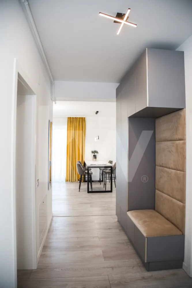 Apartament 3 camere - Acesta nu este doar un ansamblu rezidențial, ci alegerea firească pentru un stil de viață modern, în care confortul, siguranța și calitatea sunt pe primul loc. Fiecare detaliu a fost gândit pentru a-ți oferi mai mult decât o locuință – un spațiu în care să te simți cu adevărat acasă.

Proiectul cuprinde 196 de apartamente noi în Sibiu, cu 2, 3 și 4 camere, dispuse în 6 imobile cu regim redus de înălțime. Atmosfera este completată de spații verzi generoase, grădini interioare și alei de promenadă, ideale pentru relaxare. Familiile se vor bucura de un loc de joacă sigur pentru copii, un element esențial pentru momentele petrecute împreună.

Siguranța și accesul controlat sunt asigurate prin bariere automate și videointerfon, într-un cartier privat care oferă liniște și intimitate. În plus, ansamblul dispune de 315 locuri de parcare, atât subterane, cât și supraterane, stații de încărcare pentru mașini electrice și boxe de depozitare – soluții practice pentru un stil de viață organizat.

La interior, confortul este ridicat la un alt nivel prin încălzire în pardoseală, lifturi moderne și centrală termică pe gaz la nivel de bloc, pentru eficiență energetică și costuri optimizate. Totodată, prezența adăposturilor ALA adaugă un plus de protecție în situații neprevăzute.

Construcția este realizată pe structură din beton armat monolit, cu pereți din cărămidă și fațade izolate cu polistiren expandat, oferind durabilitate și un climat interior plăcut în orice sezon.

Apartamentele pot fi achiziționate prin plată integrală, credit bancar, rate la dezvoltator de până la 7 ani, în tranșe sau chiar cu criptomonede (Elrond, Bitcoin, USDT) – flexibilitate care îți permite să alegi varianta potrivită pentru tine.