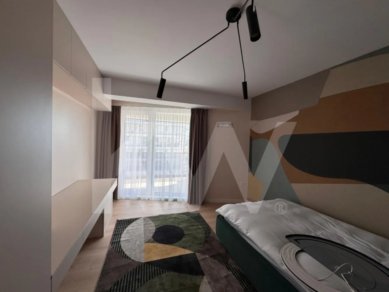 Apartament premium cu 3 camere – design personalizat și terasă spațioasă - Disponibil din 01.05.2026.
Un apartament deosebit, unde fiecare detaliu a fost atent gândit și realizat cu ajutorul unui designer de interior, pentru a oferi confort, eleganță și funcționalitate la cel mai înalt nivel.
Compartimentare ideală:
Living generos open-space cu bucătărie complet mobilată și utilată
2 dormitoare luminoase și primitoare
2 băi moderne, finisate cu materiale premium
Terasă spațioasă, perfectă pentru relaxare sau momente petrecute cu familia și prietenii
Puncte forte ale proprietății:
Mobilier realizat la comandă, optimizat inteligent pentru spațiu și depozitare
Design unitar, modern, cu accente elegante
Luminozitate naturală excelentă datorită suprafețelor vitrate ample
Atmosferă caldă și primitoare, ideală pentru un stil de viață confortabil
Acest apartament este alegerea perfectă pentru cei care apreciază calitatea, bunul gust și atenția la detalii.