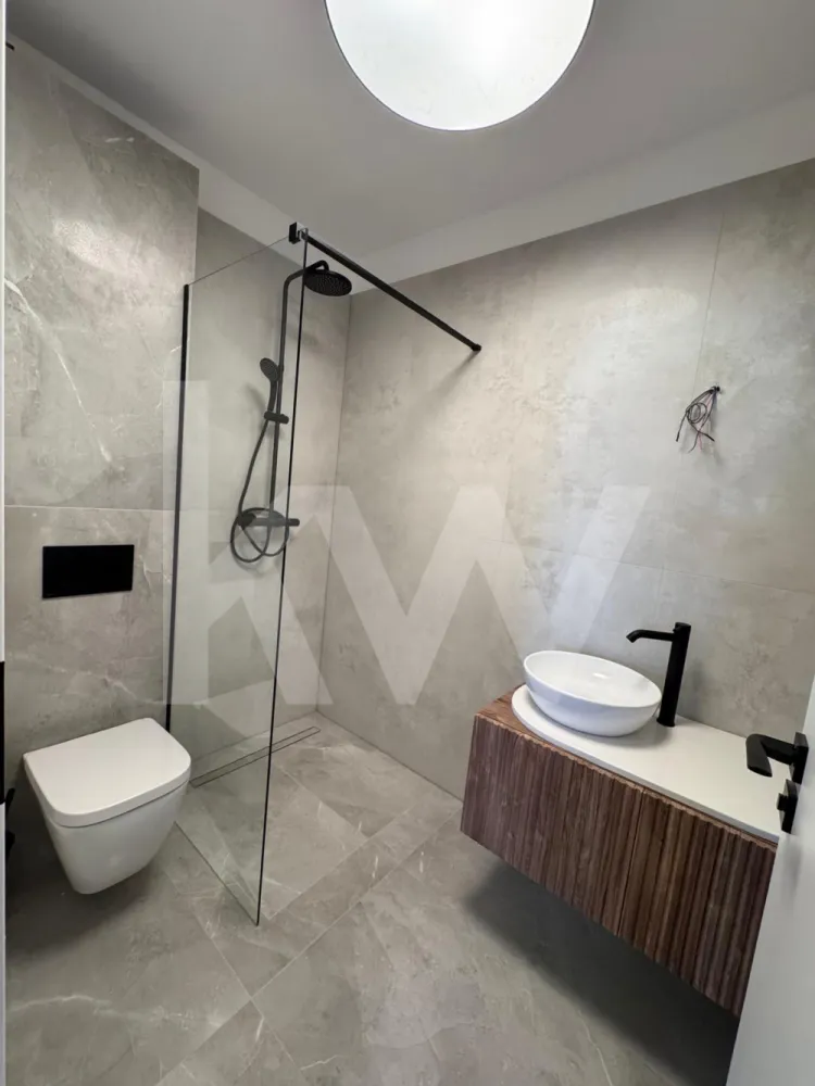 Apartament premium cu 3 camere – design personalizat și terasă spațioasă - Disponibil din 01.05.2026.
Un apartament deosebit, unde fiecare detaliu a fost atent gândit și realizat cu ajutorul unui designer de interior, pentru a oferi confort, eleganță și funcționalitate la cel mai înalt nivel.
Compartimentare ideală:
Living generos open-space cu bucătărie complet mobilată și utilată
2 dormitoare luminoase și primitoare
2 băi moderne, finisate cu materiale premium
Terasă spațioasă, perfectă pentru relaxare sau momente petrecute cu familia și prietenii
Puncte forte ale proprietății:
Mobilier realizat la comandă, optimizat inteligent pentru spațiu și depozitare
Design unitar, modern, cu accente elegante
Luminozitate naturală excelentă datorită suprafețelor vitrate ample
Atmosferă caldă și primitoare, ideală pentru un stil de viață confortabil
Acest apartament este alegerea perfectă pentru cei care apreciază calitatea, bunul gust și atenția la detalii.