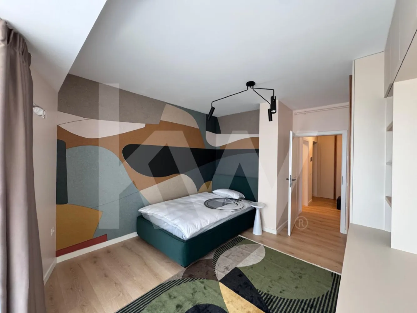 Apartament premium cu 3 camere – design personalizat și terasă spațioasă - Disponibil din 01.05.2026.
Un apartament deosebit, unde fiecare detaliu a fost atent gândit și realizat cu ajutorul unui designer de interior, pentru a oferi confort, eleganță și funcționalitate la cel mai înalt nivel.
Compartimentare ideală:
Living generos open-space cu bucătărie complet mobilată și utilată
2 dormitoare luminoase și primitoare
2 băi moderne, finisate cu materiale premium
Terasă spațioasă, perfectă pentru relaxare sau momente petrecute cu familia și prietenii
Puncte forte ale proprietății:
Mobilier realizat la comandă, optimizat inteligent pentru spațiu și depozitare
Design unitar, modern, cu accente elegante
Luminozitate naturală excelentă datorită suprafețelor vitrate ample
Atmosferă caldă și primitoare, ideală pentru un stil de viață confortabil
Acest apartament este alegerea perfectă pentru cei care apreciază calitatea, bunul gust și atenția la detalii.