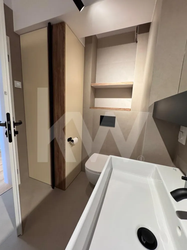 Apartament premium cu 3 camere – design personalizat și terasă spațioasă - Disponibil din 01.05.2026.
Un apartament deosebit, unde fiecare detaliu a fost atent gândit și realizat cu ajutorul unui designer de interior, pentru a oferi confort, eleganță și funcționalitate la cel mai înalt nivel.
Compartimentare ideală:
Living generos open-space cu bucătărie complet mobilată și utilată
2 dormitoare luminoase și primitoare
2 băi moderne, finisate cu materiale premium
Terasă spațioasă, perfectă pentru relaxare sau momente petrecute cu familia și prietenii
Puncte forte ale proprietății:
Mobilier realizat la comandă, optimizat inteligent pentru spațiu și depozitare
Design unitar, modern, cu accente elegante
Luminozitate naturală excelentă datorită suprafețelor vitrate ample
Atmosferă caldă și primitoare, ideală pentru un stil de viață confortabil
Acest apartament este alegerea perfectă pentru cei care apreciază calitatea, bunul gust și atenția la detalii.