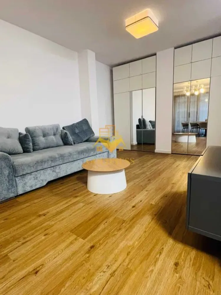 2 camere, Premium, Pet Friendly, Parcare,Plopilor, Parc Rozelor, USAMV - GOLDNESS Imobiliare vă propune spre închiriere un apartament cu 2 camere complet mobilat și utilat, la etajul 8 într-un imobil de 10 etaje, în Cartierul Plopilor.
Posibilitate de parcare in fata blocului!
Se află în apropierea stațiilor de transport în comun, magazine, restaurante, spații verzi, farmacii, etc.

Apartamentul este compartimentat astfel:
- dormitor cu pat matrimonial, dressing, noptiere
- living cu canapea extensibila, dreesing, loc de servit masa, aer conditionat, comoda tv
- bucatarie complet utilată și mobilată, loc de servit masa
- baie cu cabina de dus, calorifer port prosop și dulap pentru depozitare.
- terasa de 10 mp.

Imobilul este dotat cu toate cele necesare- centrală proprie, frigider, aragaz, hotă, mașină de spălat haine si vase, aer conditionat, etc.

Dacă sunteți interesați de acest apartament și doriți să îl vizionați, dar și pentru alte oferte nu ezitați să ne contactați telefonic sau prin e-mail. Vă stăm la dispoziție!
Pentru intermediere se percepe un comision de 50% din prețul chiriei!