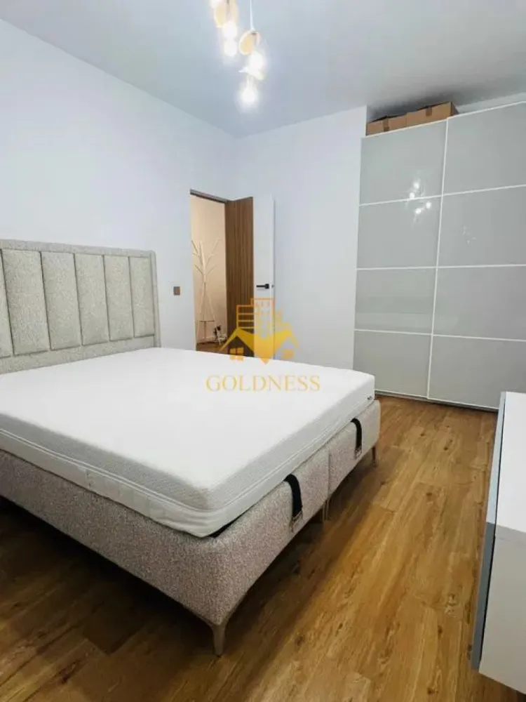 2 camere, Premium, Pet Friendly, Parcare,Plopilor, Parc Rozelor, USAMV - GOLDNESS Imobiliare vă propune spre închiriere un apartament cu 2 camere complet mobilat și utilat, la etajul 8 într-un imobil de 10 etaje, în Cartierul Plopilor.
Posibilitate de parcare in fata blocului!
Se află în apropierea stațiilor de transport în comun, magazine, restaurante, spații verzi, farmacii, etc.

Apartamentul este compartimentat astfel:
- dormitor cu pat matrimonial, dressing, noptiere
- living cu canapea extensibila, dreesing, loc de servit masa, aer conditionat, comoda tv
- bucatarie complet utilată și mobilată, loc de servit masa
- baie cu cabina de dus, calorifer port prosop și dulap pentru depozitare.
- terasa de 10 mp.

Imobilul este dotat cu toate cele necesare- centrală proprie, frigider, aragaz, hotă, mașină de spălat haine si vase, aer conditionat, etc.

Dacă sunteți interesați de acest apartament și doriți să îl vizionați, dar și pentru alte oferte nu ezitați să ne contactați telefonic sau prin e-mail. Vă stăm la dispoziție!
Pentru intermediere se percepe un comision de 50% din prețul chiriei!