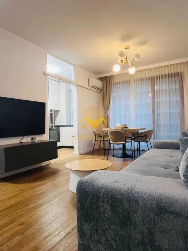 2 camere, Premium, Pet Friendly, Parcare,Plopilor, Parc Rozelor, USAMV - GOLDNESS Imobiliare vă propune spre închiriere un apartament cu 2 camere complet mobilat și utilat, la etajul 8 într-un imobil de 10 etaje, în Cartierul Plopilor.
Posibilitate de parcare in fata blocului!
Se află în apropierea stațiilor de transport în comun, magazine, restaurante, spații verzi, farmacii, etc.

Apartamentul este compartimentat astfel:
- dormitor cu pat matrimonial, dressing, noptiere
- living cu canapea extensibila, dreesing, loc de servit masa, aer conditionat, comoda tv
- bucatarie complet utilată și mobilată, loc de servit masa
- baie cu cabina de dus, calorifer port prosop și dulap pentru depozitare.
- terasa de 10 mp.

Imobilul este dotat cu toate cele necesare- centrală proprie, frigider, aragaz, hotă, mașină de spălat haine si vase, aer conditionat, etc.

Dacă sunteți interesați de acest apartament și doriți să îl vizionați, dar și pentru alte oferte nu ezitați să ne contactați telefonic sau prin e-mail. Vă stăm la dispoziție!
Pentru intermediere se percepe un comision de 50% din prețul chiriei!