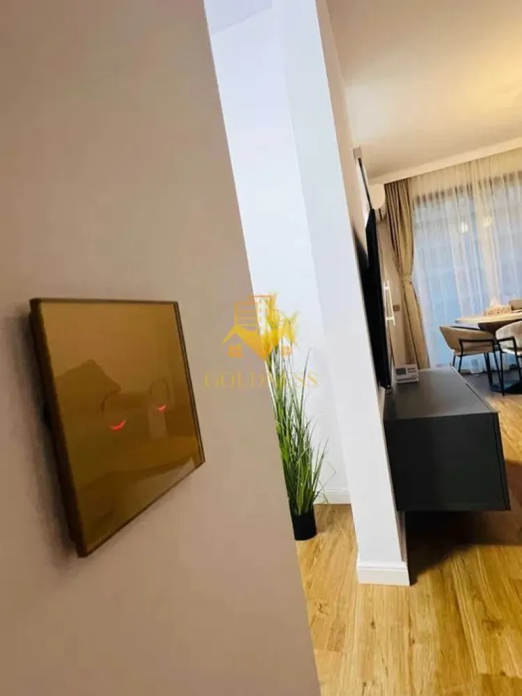 2 camere, Premium, Pet Friendly, Parcare,Plopilor, Parc Rozelor, USAMV - GOLDNESS Imobiliare vă propune spre închiriere un apartament cu 2 camere complet mobilat și utilat, la etajul 8 într-un imobil de 10 etaje, în Cartierul Plopilor.
Posibilitate de parcare in fata blocului!
Se află în apropierea stațiilor de transport în comun, magazine, restaurante, spații verzi, farmacii, etc.

Apartamentul este compartimentat astfel:
- dormitor cu pat matrimonial, dressing, noptiere
- living cu canapea extensibila, dreesing, loc de servit masa, aer conditionat, comoda tv
- bucatarie complet utilată și mobilată, loc de servit masa
- baie cu cabina de dus, calorifer port prosop și dulap pentru depozitare.
- terasa de 10 mp.

Imobilul este dotat cu toate cele necesare- centrală proprie, frigider, aragaz, hotă, mașină de spălat haine si vase, aer conditionat, etc.

Dacă sunteți interesați de acest apartament și doriți să îl vizionați, dar și pentru alte oferte nu ezitați să ne contactați telefonic sau prin e-mail. Vă stăm la dispoziție!
Pentru intermediere se percepe un comision de 50% din prețul chiriei!