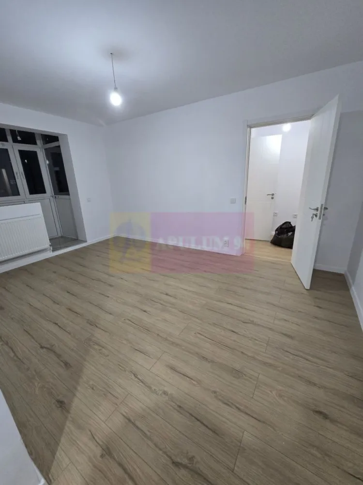 3 camere complet renovat | Instalații noi | Piața Progresu | - Agentia Imobiliara Apulum 94, va ofera spre vanzare
Apartament 3 camere complet renovat | Gata de mutare | 
Preț: 94.900 € negociabil

Apartamentul are 3 camere, 50 mp utili și este situat la etajul 4 din 10, într-un bloc reabilitat termic, construit în 1973, fără încadrare în clasă de risc seismic.

Locuința a fost renovată complet, inclusiv cu înlocuirea integrală a instalațiilor electrice și sanitare. Toate finisajele și dotările sunt noi, realizate cu materiale de calitate și atenție la detalii.

Dotări și finisaje:
- Instalație electrică nouă
- Instalație sanitară nouă
- Duș walk-in modern
- Tâmplărie termopan
-Parchet premium 10 mm
- Uși interioare premium
- Gresie și faianță de calitate superioară
-Ușă metalică nouă, clasa 4 antiefracție
- Prize și întrerupătoare Panasonic
- Finisaje moderne, în stil contemporan

Avantajele zonei:
• Piața Progresu la 3 minute de mers pe jos
• Stații STB (tramvai și autobuz) la 3 minute
• La doar 2 stații de tramvai de metrou Eroii Revoluției
• Școli, grădinițe și after-school-uri în apropiere
• Locuri de joacă pentru copii la 1 minut de bloc
• Magazine, restaurante și servicii utile pentru viața de zi cu zi
• Bloc reabilitat termic și lift schimbat

Apartamentul este semidecomandat și reprezintă o opțiune excelentă atât pentru locuit, cât și pentru investiție.
