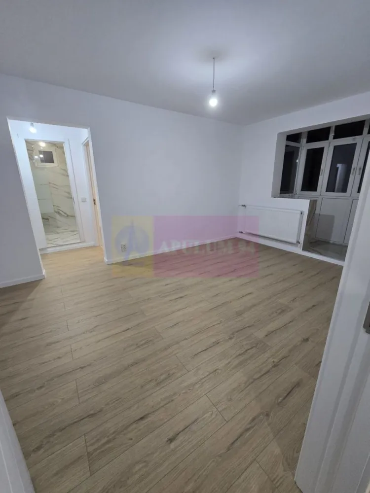 3 camere complet renovat | Instalații noi | Piața Progresu | - Agentia Imobiliara Apulum 94, va ofera spre vanzare
Apartament 3 camere complet renovat | Gata de mutare | 
Preț: 94.900 € negociabil

Apartamentul are 3 camere, 50 mp utili și este situat la etajul 4 din 10, într-un bloc reabilitat termic, construit în 1973, fără încadrare în clasă de risc seismic.

Locuința a fost renovată complet, inclusiv cu înlocuirea integrală a instalațiilor electrice și sanitare. Toate finisajele și dotările sunt noi, realizate cu materiale de calitate și atenție la detalii.

Dotări și finisaje:
- Instalație electrică nouă
- Instalație sanitară nouă
- Duș walk-in modern
- Tâmplărie termopan
-Parchet premium 10 mm
- Uși interioare premium
- Gresie și faianță de calitate superioară
-Ușă metalică nouă, clasa 4 antiefracție
- Prize și întrerupătoare Panasonic
- Finisaje moderne, în stil contemporan

Avantajele zonei:
• Piața Progresu la 3 minute de mers pe jos
• Stații STB (tramvai și autobuz) la 3 minute
• La doar 2 stații de tramvai de metrou Eroii Revoluției
• Școli, grădinițe și after-school-uri în apropiere
• Locuri de joacă pentru copii la 1 minut de bloc
• Magazine, restaurante și servicii utile pentru viața de zi cu zi
• Bloc reabilitat termic și lift schimbat

Apartamentul este semidecomandat și reprezintă o opțiune excelentă atât pentru locuit, cât și pentru investiție.