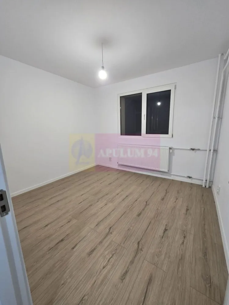 3 camere complet renovat | Instalații noi | Piața Progresu | - Agentia Imobiliara Apulum 94, va ofera spre vanzare
Apartament 3 camere complet renovat | Gata de mutare | 
Preț: 94.900 € negociabil

Apartamentul are 3 camere, 50 mp utili și este situat la etajul 4 din 10, într-un bloc reabilitat termic, construit în 1973, fără încadrare în clasă de risc seismic.

Locuința a fost renovată complet, inclusiv cu înlocuirea integrală a instalațiilor electrice și sanitare. Toate finisajele și dotările sunt noi, realizate cu materiale de calitate și atenție la detalii.

Dotări și finisaje:
- Instalație electrică nouă
- Instalație sanitară nouă
- Duș walk-in modern
- Tâmplărie termopan
-Parchet premium 10 mm
- Uși interioare premium
- Gresie și faianță de calitate superioară
-Ușă metalică nouă, clasa 4 antiefracție
- Prize și întrerupătoare Panasonic
- Finisaje moderne, în stil contemporan

Avantajele zonei:
• Piața Progresu la 3 minute de mers pe jos
• Stații STB (tramvai și autobuz) la 3 minute
• La doar 2 stații de tramvai de metrou Eroii Revoluției
• Școli, grădinițe și after-school-uri în apropiere
• Locuri de joacă pentru copii la 1 minut de bloc
• Magazine, restaurante și servicii utile pentru viața de zi cu zi
• Bloc reabilitat termic și lift schimbat

Apartamentul este semidecomandat și reprezintă o opțiune excelentă atât pentru locuit, cât și pentru investiție.