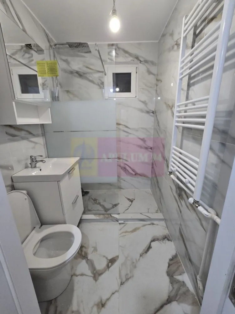 3 camere complet renovat | Instalații noi | Piața Progresu | - Agentia Imobiliara Apulum 94, va ofera spre vanzare
Apartament 3 camere complet renovat | Gata de mutare | 
Preț: 94.900 € negociabil

Apartamentul are 3 camere, 50 mp utili și este situat la etajul 4 din 10, într-un bloc reabilitat termic, construit în 1973, fără încadrare în clasă de risc seismic.

Locuința a fost renovată complet, inclusiv cu înlocuirea integrală a instalațiilor electrice și sanitare. Toate finisajele și dotările sunt noi, realizate cu materiale de calitate și atenție la detalii.

Dotări și finisaje:
- Instalație electrică nouă
- Instalație sanitară nouă
- Duș walk-in modern
- Tâmplărie termopan
-Parchet premium 10 mm
- Uși interioare premium
- Gresie și faianță de calitate superioară
-Ușă metalică nouă, clasa 4 antiefracție
- Prize și întrerupătoare Panasonic
- Finisaje moderne, în stil contemporan

Avantajele zonei:
• Piața Progresu la 3 minute de mers pe jos
• Stații STB (tramvai și autobuz) la 3 minute
• La doar 2 stații de tramvai de metrou Eroii Revoluției
• Școli, grădinițe și after-school-uri în apropiere
• Locuri de joacă pentru copii la 1 minut de bloc
• Magazine, restaurante și servicii utile pentru viața de zi cu zi
• Bloc reabilitat termic și lift schimbat

Apartamentul este semidecomandat și reprezintă o opțiune excelentă atât pentru locuit, cât și pentru investiție.