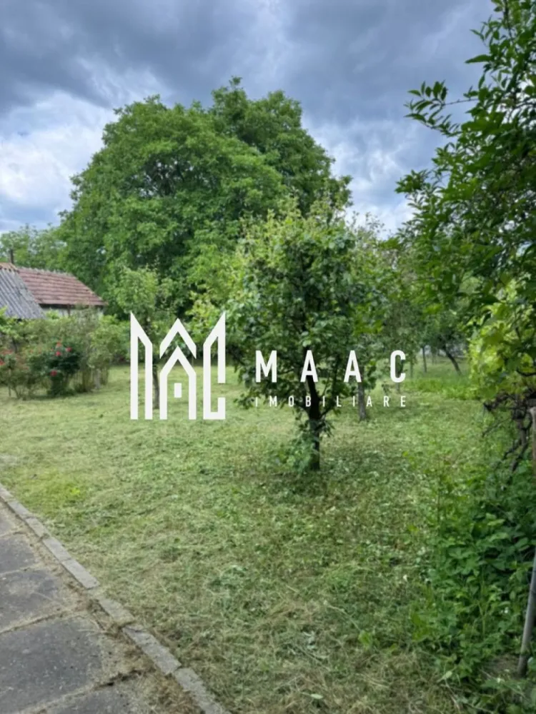 Teren 900 mp I intravilan I Zona Calea Dumbrăvii - MAAC Imobiliare va ofera spre vânzare un teren intravilan situat într-o zonă foarte bună a municipiului Sibiu, pe strada care face legătura între Calea Dumbrăvii și Strada Octavian Goga, cu acces facil către principalele puncte de interes ale orașului.

Terenul are o suprafață de aproximativ 902 mp (19 m deschidere la stradă și 47,5 m adâncime), este perfect plat, având o formă regulată, ideală pentru construcția unei locuințe individuale, duplex sau pentru dezvoltare imobiliară.

Avantaje:

* Teren intravilan.
* Toate utilitățile disponibile la proprietate: apă, canalizare, gaz, energie electrică.
* Există o construcție pe teren.
* Nu necesită întocmirea unui PUZ pentru edificare.
* Front stradal generos de 19 m.
* Zonă liniștită și bine conectată la infrastructura orașului.
* Acces rapid către centrul orașului, școli, magazine și zone comerciale.

Proprietatea reprezintă o oportunitate excelentă atât pentru construirea unei locuințe, cât și pentru investiție, datorită amplasării într-una dintre cele mai căutate zone ale Sibiului.

Suprafață: 902 mp
Front stradal: 19 m
Adâncime: 47,5 m

Pentru mai multe detalii precizatii ca ati vazut anuntul cu ID CP3136490