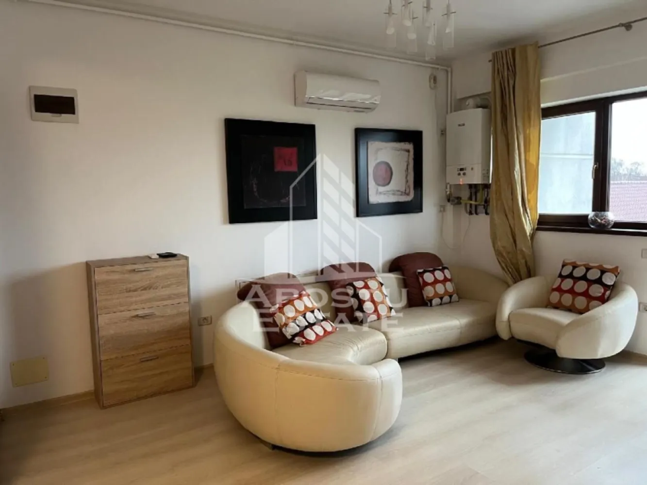 Apartament 2 camere, de inchiriat, Dumbravita, Timisoara - Agentia imobiliara APOSTU ESTATE va propune spre inchiriere un apartament cu 2 camere, spatios si luminos, situat in zona Dumbravita , o zona linistita si bine pozitionata din Timisoara, potrivit pentru cupluri,familii, sau studenti care isi doresc o locuinta unde sa se simta confortabil si cu acces facil catre scoli, statii de autobuz, supermarketuri , magazine de zona, parcuri.

Suprafata utila: 52 mp
Compartimentare eficienta:
-Hol de acces generos
-Bucatarie complet mobilata si utilata, cu loc de luat masa
-Living luminos si spatios
-Dormitor mobilat si utilat
-Baie prevazuta cu cada

Confort si facilitati:
-Incalzirea apartamentului: centrala proprie
-Incalzirea prin pardoseala
-Apartamentul este complet mobilat si utilat
-Nu se accepta animale de companie de catre proprietar

Localizare:
-Timis,Timisoara, zona Dumbravita – acces facil spre magazine, supermarketul Kaufland , scoli, parcuri si mijloace de transport in comun.

Ideal pentru:
-Familii
-Cupluri
-Studenti
-Straini

Disponibilitate: imediata
Pret chirie lunara: 400 euro 
Programeaza o vizionare pentru a-ti putea imagina viitorul aici!
ID intern: CP3136424