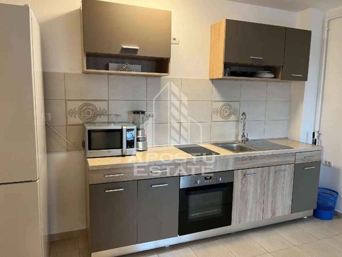 Apartament 2 camere, de inchiriat, Dumbravita, Timisoara - Agentia imobiliara APOSTU ESTATE va propune spre inchiriere un apartament cu 2 camere, spatios si luminos, situat in zona Dumbravita , o zona linistita si bine pozitionata din Timisoara, potrivit pentru cupluri,familii, sau studenti care isi doresc o locuinta unde sa se simta confortabil si cu acces facil catre scoli, statii de autobuz, supermarketuri , magazine de zona, parcuri.

Suprafata utila: 52 mp
Compartimentare eficienta:
-Hol de acces generos
-Bucatarie complet mobilata si utilata, cu loc de luat masa
-Living luminos si spatios
-Dormitor mobilat si utilat
-Baie prevazuta cu cada

Confort si facilitati:
-Incalzirea apartamentului: centrala proprie
-Incalzirea prin pardoseala
-Apartamentul este complet mobilat si utilat
-Nu se accepta animale de companie de catre proprietar

Localizare:
-Timis,Timisoara, zona Dumbravita – acces facil spre magazine, supermarketul Kaufland , scoli, parcuri si mijloace de transport in comun.

Ideal pentru:
-Familii
-Cupluri
-Studenti
-Straini

Disponibilitate: imediata
Pret chirie lunara: 400 euro 
Programeaza o vizionare pentru a-ti putea imagina viitorul aici!
ID intern: CP3136424