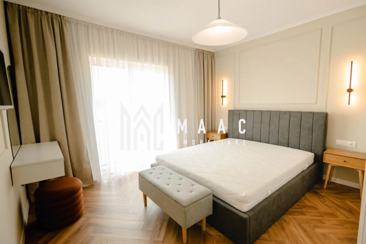 Apartament Mobilat și Utilat I 2 camere I Doamna Stanca I Sibiu - MAAC Imobiliare vă propune spre închiriere un apartament modern cu 2 camere, situat în ansamblul rezidențial Green Village, pe strada Doamna Stanca, una dintre cele mai căutate zone rezidențiale din Sibiu.

Amplasat într-un complex privat cu acces securizat prin barieră, apartamentul oferă confort, intimitate și acces rapid către principalele puncte de interes ale orașului.

Caracteristici principale
Suprafață utilă: 52 mp
Compartimentare practică și eficientă
Dormitor matrimonial spațios
Living luminos și primitor
Bucătărie separată, complet utilată
Baie modernă cu duș tip rain shower
Balcon
Disponibil începând cu luna iulie
Dotări și beneficii

Apartamentul este complet mobilat și utilat, fiind pregătit pentru mutare imediată:
✔ Mașină de spălat rufe
✔ Uscător de rufe
✔ Mașină de spălat vase
✔ Cuptor electric
✔ Plită și hotă
✔ Frigider
✔ Jaluzele electrice exterioare
✔ Plase de țânțari
✔ Mobilier modern și finisaje contemporane
✔ Spații de depozitare bine organizate

Locuința se remarcă prin designul modern, luminozitatea naturală și nivelul ridicat de confort oferit viitorilor chiriași.

Ansamblul Green Village este apreciat pentru siguranța și atmosfera liniștită, fiind alegerea ideală pentru persoanele care își doresc confort urban într-un mediu rezidențial modern.

Zona Doamna Stanca beneficiază de acces rapid către Shopping City Sibiu, supermarketuri, farmacii, restaurante, instituții de învățământ, mijloace de transport în comun și principalele artere de circulație ale orașului. Amplasarea excelentă facilitează deplasarea către centrul orașului, zona industrială vest și autostradă.

Apartamentul este disponibil începând cu luna iulie și se închiriază pe termen lung.
Nu se acceptă animale de companie.

Dacă sunteți în căutarea unui apartament de închiriat în Sibiu, în zona Doamna Stanca, complet mobilat și utilat, într-un ansamblu rezidențial modern și securizat, această proprietate reprezintă o alegere excelentă.