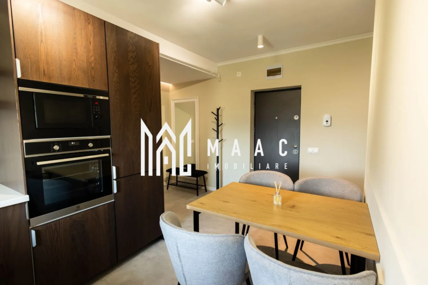 Apartament Mobilat și Utilat I 2 camere I Doamna Stanca I Sibiu - MAAC Imobiliare vă propune spre închiriere un apartament modern cu 2 camere, situat în ansamblul rezidențial Green Village, pe strada Doamna Stanca, una dintre cele mai căutate zone rezidențiale din Sibiu.

Amplasat într-un complex privat cu acces securizat prin barieră, apartamentul oferă confort, intimitate și acces rapid către principalele puncte de interes ale orașului.

Caracteristici principale
Suprafață utilă: 52 mp
Compartimentare practică și eficientă
Dormitor matrimonial spațios
Living luminos și primitor
Bucătărie separată, complet utilată
Baie modernă cu duș tip rain shower
Balcon
Disponibil începând cu luna iulie
Dotări și beneficii

Apartamentul este complet mobilat și utilat, fiind pregătit pentru mutare imediată:
✔ Mașină de spălat rufe
✔ Uscător de rufe
✔ Mașină de spălat vase
✔ Cuptor electric
✔ Plită și hotă
✔ Frigider
✔ Jaluzele electrice exterioare
✔ Plase de țânțari
✔ Mobilier modern și finisaje contemporane
✔ Spații de depozitare bine organizate

Locuința se remarcă prin designul modern, luminozitatea naturală și nivelul ridicat de confort oferit viitorilor chiriași.

Ansamblul Green Village este apreciat pentru siguranța și atmosfera liniștită, fiind alegerea ideală pentru persoanele care își doresc confort urban într-un mediu rezidențial modern.

Zona Doamna Stanca beneficiază de acces rapid către Shopping City Sibiu, supermarketuri, farmacii, restaurante, instituții de învățământ, mijloace de transport în comun și principalele artere de circulație ale orașului. Amplasarea excelentă facilitează deplasarea către centrul orașului, zona industrială vest și autostradă.

Apartamentul este disponibil începând cu luna iulie și se închiriază pe termen lung.
Nu se acceptă animale de companie.

Dacă sunteți în căutarea unui apartament de închiriat în Sibiu, în zona Doamna Stanca, complet mobilat și utilat, într-un ansamblu rezidențial modern și securizat, această proprietate reprezintă o alegere excelentă.