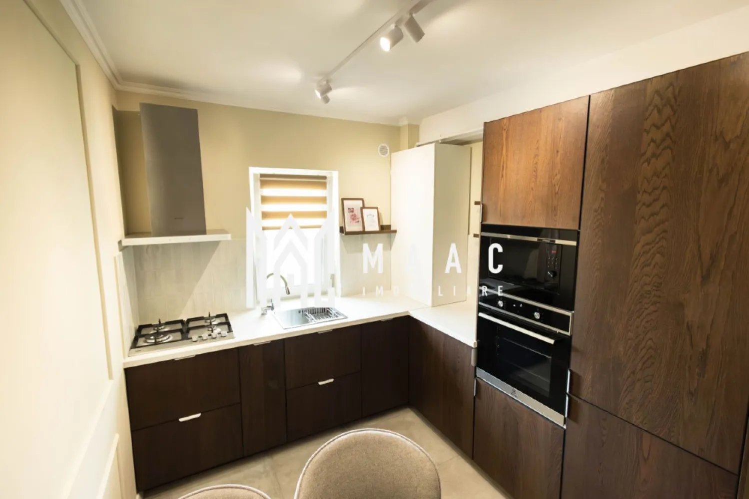 Apartament Mobilat și Utilat I 2 camere I Doamna Stanca I Sibiu - MAAC Imobiliare vă propune spre închiriere un apartament modern cu 2 camere, situat în ansamblul rezidențial Green Village, pe strada Doamna Stanca, una dintre cele mai căutate zone rezidențiale din Sibiu.

Amplasat într-un complex privat cu acces securizat prin barieră, apartamentul oferă confort, intimitate și acces rapid către principalele puncte de interes ale orașului.

Caracteristici principale
Suprafață utilă: 52 mp
Compartimentare practică și eficientă
Dormitor matrimonial spațios
Living luminos și primitor
Bucătărie separată, complet utilată
Baie modernă cu duș tip rain shower
Balcon
Disponibil începând cu luna iulie
Dotări și beneficii

Apartamentul este complet mobilat și utilat, fiind pregătit pentru mutare imediată:
✔ Mașină de spălat rufe
✔ Uscător de rufe
✔ Mașină de spălat vase
✔ Cuptor electric
✔ Plită și hotă
✔ Frigider
✔ Jaluzele electrice exterioare
✔ Plase de țânțari
✔ Mobilier modern și finisaje contemporane
✔ Spații de depozitare bine organizate

Locuința se remarcă prin designul modern, luminozitatea naturală și nivelul ridicat de confort oferit viitorilor chiriași.

Ansamblul Green Village este apreciat pentru siguranța și atmosfera liniștită, fiind alegerea ideală pentru persoanele care își doresc confort urban într-un mediu rezidențial modern.

Zona Doamna Stanca beneficiază de acces rapid către Shopping City Sibiu, supermarketuri, farmacii, restaurante, instituții de învățământ, mijloace de transport în comun și principalele artere de circulație ale orașului. Amplasarea excelentă facilitează deplasarea către centrul orașului, zona industrială vest și autostradă.

Apartamentul este disponibil începând cu luna iulie și se închiriază pe termen lung.
Nu se acceptă animale de companie.

Dacă sunteți în căutarea unui apartament de închiriat în Sibiu, în zona Doamna Stanca, complet mobilat și utilat, într-un ansamblu rezidențial modern și securizat, această proprietate reprezintă o alegere excelentă.