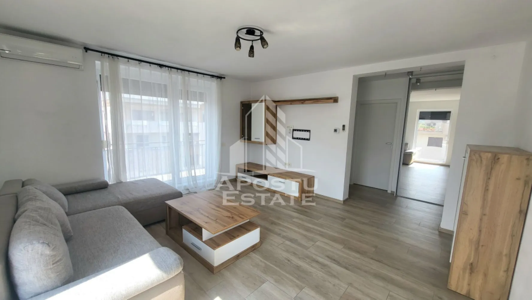 Apartament decomandat,2 camere,mobilat si utilat,Dumbravita Kaufland - APOSTU ESTATE va propune spre vanzare un apartament modern cu 2 camere, decomandat, situat in Dumbravita, in imediata apropiere a complexului Kaufland.

Proprietatea este amplasata la etajul 3 din 3 al unui imobil finalizat in anul 2017 si se remarca prin compartimentarea eficienta, luminozitatea naturala si confortul oferit.

Cu o suprafata utila de 55,5 mp, apartamentul este compartimentat astfel:

-Hol de acces cu dressing.

-Living spatios si luminos.

-Bucatarie inchisa.

-Dormitor.

-Baie cu geam pentru aerisire naturala si cabina de dus spatioasa.

-2 balcoane cu suprafata totala de 4 mp,respectiv 3mp.

-Terasa de 6 mp.

Confortul termic este asigurat de centrala proprie si aparatul de aer conditionat. Locuinta se vinde complet utilata si beneficiaza de multiple dotari, precum frigider, hota, masina de spalat rufe, masina de spalat vase si TV.
In pret este inclus si un loc de parcare.
Amplasarea reprezinta un avantaj major, avand acces rapid catre supermarketuri, farmacii, scoli, gradinite, mijloace de transport si principalele puncte de interes din Dumbravita.

Amenajarea moderna, atent realizata, cu finisaje de bun gust si spatii bine optimizate, oferind un ambient placut si primitor. Datorita compartimentarii decomandate, dotarilor complete si amplasarii excelente, proprietatea reprezinta alegerea ideala atat pentru locuit, cat si pentru investitie, avand un potential ridicat pentru inchiriere.

Va oferim consultanta si solutii financiare prin colaboratorii nostrii!

Va asteptam cu drag la o vizionare!