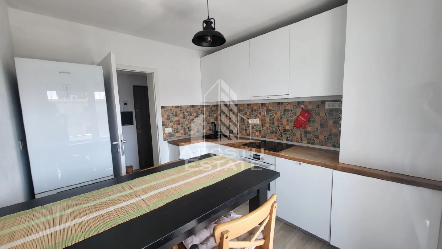 Apartament decomandat,2 camere,mobilat si utilat,Dumbravita Kaufland - APOSTU ESTATE va propune spre vanzare un apartament modern cu 2 camere, decomandat, situat in Dumbravita, in imediata apropiere a complexului Kaufland.

Proprietatea este amplasata la etajul 3 din 3 al unui imobil finalizat in anul 2017 si se remarca prin compartimentarea eficienta, luminozitatea naturala si confortul oferit.

Cu o suprafata utila de 55,5 mp, apartamentul este compartimentat astfel:

-Hol de acces cu dressing.

-Living spatios si luminos.

-Bucatarie inchisa.

-Dormitor.

-Baie cu geam pentru aerisire naturala si cabina de dus spatioasa.

-2 balcoane cu suprafata totala de 4 mp,respectiv 3mp.

-Terasa de 6 mp.

Confortul termic este asigurat de centrala proprie si aparatul de aer conditionat. Locuinta se vinde complet utilata si beneficiaza de multiple dotari, precum frigider, hota, masina de spalat rufe, masina de spalat vase si TV.
In pret este inclus si un loc de parcare.
Amplasarea reprezinta un avantaj major, avand acces rapid catre supermarketuri, farmacii, scoli, gradinite, mijloace de transport si principalele puncte de interes din Dumbravita.

Amenajarea moderna, atent realizata, cu finisaje de bun gust si spatii bine optimizate, oferind un ambient placut si primitor. Datorita compartimentarii decomandate, dotarilor complete si amplasarii excelente, proprietatea reprezinta alegerea ideala atat pentru locuit, cat si pentru investitie, avand un potential ridicat pentru inchiriere.

Va oferim consultanta si solutii financiare prin colaboratorii nostrii!

Va asteptam cu drag la o vizionare!