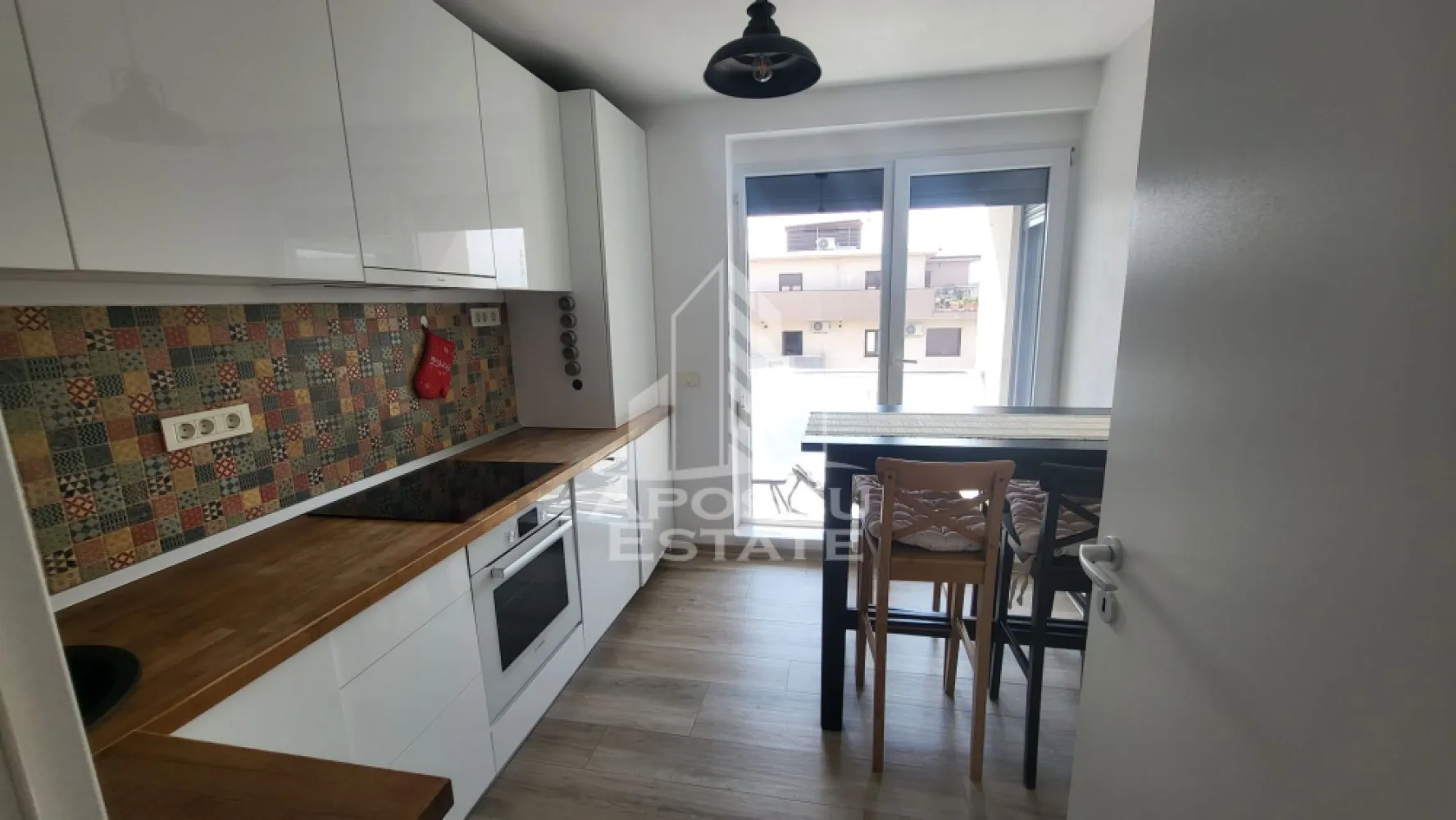 Apartament decomandat,2 camere,mobilat si utilat,Dumbravita Kaufland - APOSTU ESTATE va propune spre vanzare un apartament modern cu 2 camere, decomandat, situat in Dumbravita, in imediata apropiere a complexului Kaufland.

Proprietatea este amplasata la etajul 3 din 3 al unui imobil finalizat in anul 2017 si se remarca prin compartimentarea eficienta, luminozitatea naturala si confortul oferit.

Cu o suprafata utila de 55,5 mp, apartamentul este compartimentat astfel:

-Hol de acces cu dressing.

-Living spatios si luminos.

-Bucatarie inchisa.

-Dormitor.

-Baie cu geam pentru aerisire naturala si cabina de dus spatioasa.

-2 balcoane cu suprafata totala de 4 mp,respectiv 3mp.

-Terasa de 6 mp.

Confortul termic este asigurat de centrala proprie si aparatul de aer conditionat. Locuinta se vinde complet utilata si beneficiaza de multiple dotari, precum frigider, hota, masina de spalat rufe, masina de spalat vase si TV.
In pret este inclus si un loc de parcare.
Amplasarea reprezinta un avantaj major, avand acces rapid catre supermarketuri, farmacii, scoli, gradinite, mijloace de transport si principalele puncte de interes din Dumbravita.

Amenajarea moderna, atent realizata, cu finisaje de bun gust si spatii bine optimizate, oferind un ambient placut si primitor. Datorita compartimentarii decomandate, dotarilor complete si amplasarii excelente, proprietatea reprezinta alegerea ideala atat pentru locuit, cat si pentru investitie, avand un potential ridicat pentru inchiriere.

Va oferim consultanta si solutii financiare prin colaboratorii nostrii!

Va asteptam cu drag la o vizionare!