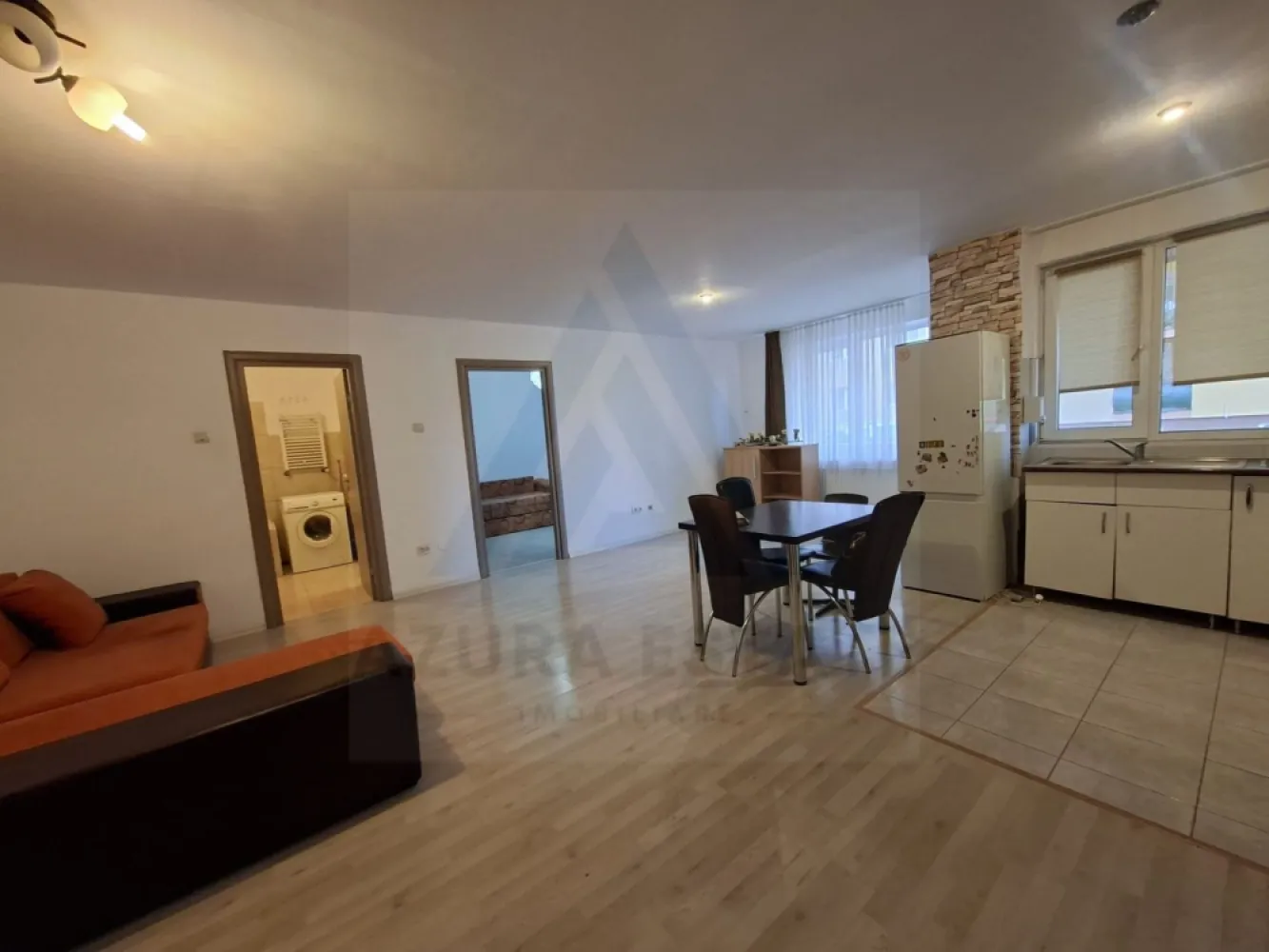 Apartament 3 camere 77 mp utili si parcare privata in zona Rahovei - Agentia imobiliara Azura-Estate va propune spre vanzare un apartament generos cu o suprafata utila de 77 mp, compus din 3 camere, balcon si parcare privata, situat intr-un imobil edificat din caramida in anul 2008 in zona Piata Rahovei din Sibiu.

Piața Rahovei se remarcă printr-o poziționare excelentă în Sibiu, oferind acces rapid către centrul orașului și principalele artere de circulație, dar și o conectivitate facilă prin transportul public, cu stații de autobuz la câțiva pași. 
 În proximitate se găsesc supermarketuri, magazine diverse, restaurante și cafenele, dar și școli, grădinițe și centre educaționale, ceea ce transformă zona într-un punct de interes major pentru cei care își doresc un stil de viață comod și accesibil. 

Caracteristici si compartimentare:
Living generos si insorit cu iesire pe balcon
Bucatarie open space
2 dormitoare matrimoniale
Baie cu suprafata de peste 6 mp
Loc de parcare privat
Complex cu acces privat

Blocurile sunt recunoscute pentru calitatea lucrarilor finalizate de firma Caro Invest din Cluj.

Pretul acestui apartament este de 134900 euro negociabil!