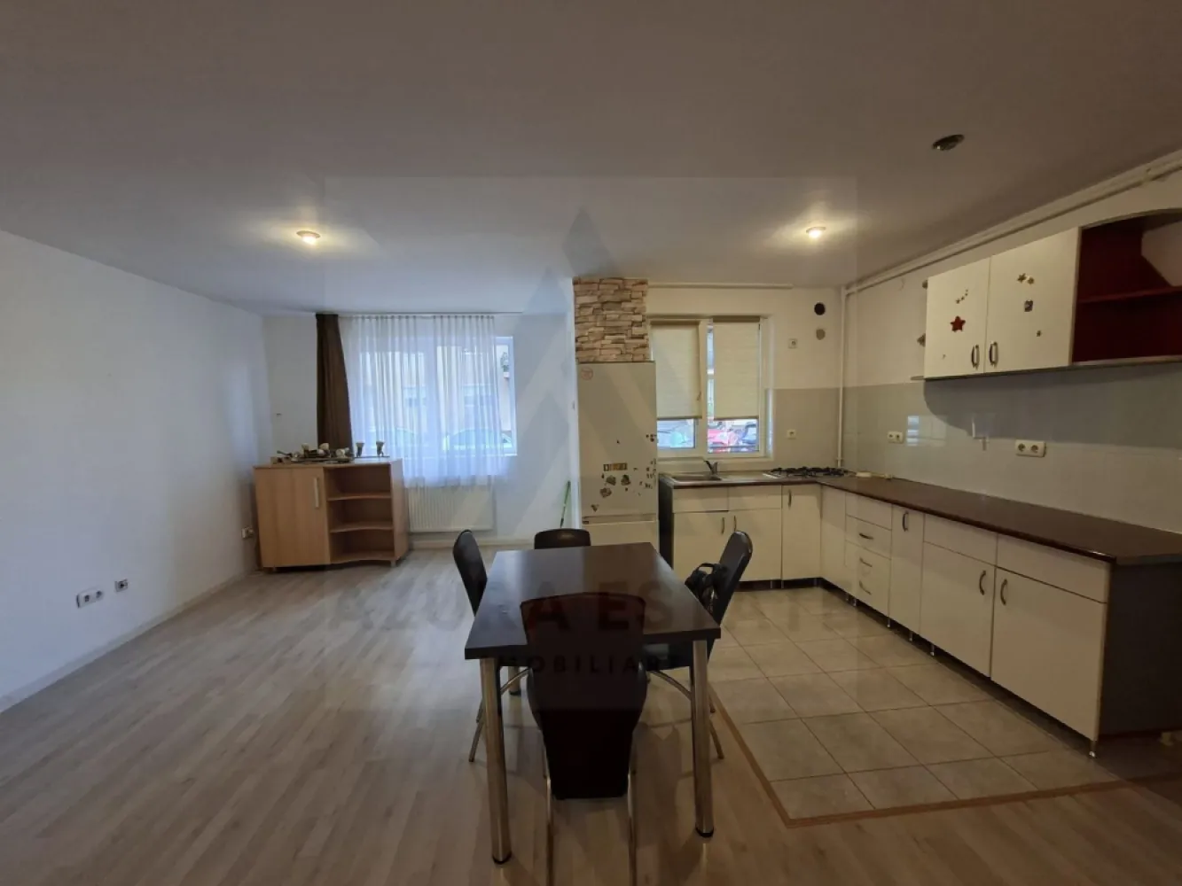 Apartament 3 camere 77 mp utili si parcare privata in zona Rahovei - Agentia imobiliara Azura-Estate va propune spre vanzare un apartament generos cu o suprafata utila de 77 mp, compus din 3 camere, balcon si parcare privata, situat intr-un imobil edificat din caramida in anul 2008 in zona Piata Rahovei din Sibiu.

Piața Rahovei se remarcă printr-o poziționare excelentă în Sibiu, oferind acces rapid către centrul orașului și principalele artere de circulație, dar și o conectivitate facilă prin transportul public, cu stații de autobuz la câțiva pași. 
 În proximitate se găsesc supermarketuri, magazine diverse, restaurante și cafenele, dar și școli, grădinițe și centre educaționale, ceea ce transformă zona într-un punct de interes major pentru cei care își doresc un stil de viață comod și accesibil. 

Caracteristici si compartimentare:
Living generos si insorit cu iesire pe balcon
Bucatarie open space
2 dormitoare matrimoniale
Baie cu suprafata de peste 6 mp
Loc de parcare privat
Complex cu acces privat

Blocurile sunt recunoscute pentru calitatea lucrarilor finalizate de firma Caro Invest din Cluj.

Pretul acestui apartament este de 134900 euro negociabil!