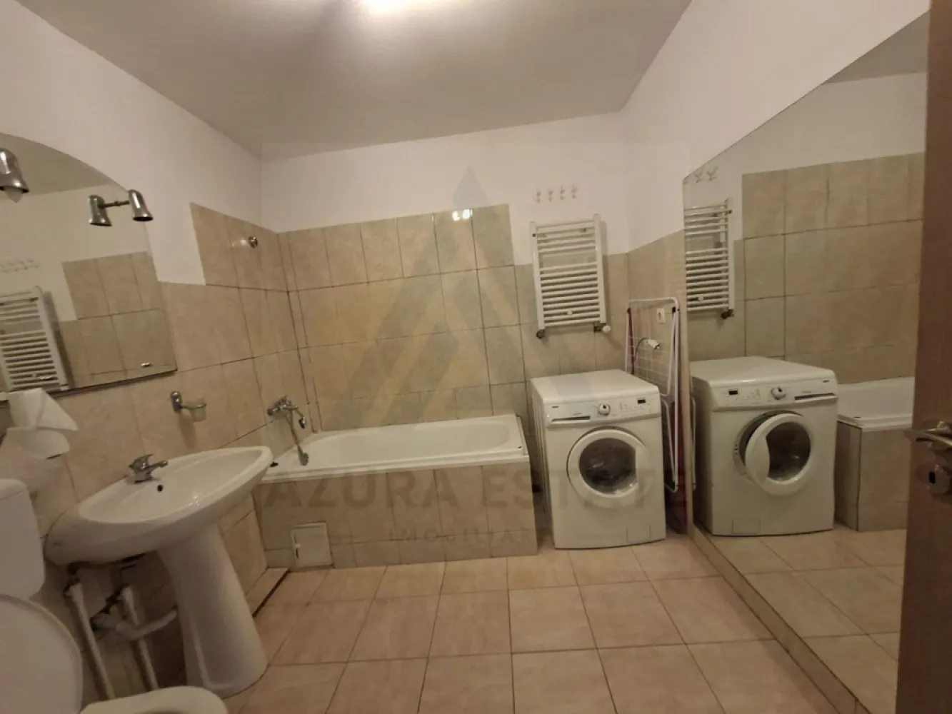 Apartament 3 camere 77 mp utili si parcare privata in zona Rahovei - Agentia imobiliara Azura-Estate va propune spre vanzare un apartament generos cu o suprafata utila de 77 mp, compus din 3 camere, balcon si parcare privata, situat intr-un imobil edificat din caramida in anul 2008 in zona Piata Rahovei din Sibiu.

Piața Rahovei se remarcă printr-o poziționare excelentă în Sibiu, oferind acces rapid către centrul orașului și principalele artere de circulație, dar și o conectivitate facilă prin transportul public, cu stații de autobuz la câțiva pași. 
 În proximitate se găsesc supermarketuri, magazine diverse, restaurante și cafenele, dar și școli, grădinițe și centre educaționale, ceea ce transformă zona într-un punct de interes major pentru cei care își doresc un stil de viață comod și accesibil. 

Caracteristici si compartimentare:
Living generos si insorit cu iesire pe balcon
Bucatarie open space
2 dormitoare matrimoniale
Baie cu suprafata de peste 6 mp
Loc de parcare privat
Complex cu acces privat

Blocurile sunt recunoscute pentru calitatea lucrarilor finalizate de firma Caro Invest din Cluj.

Pretul acestui apartament este de 134900 euro negociabil!