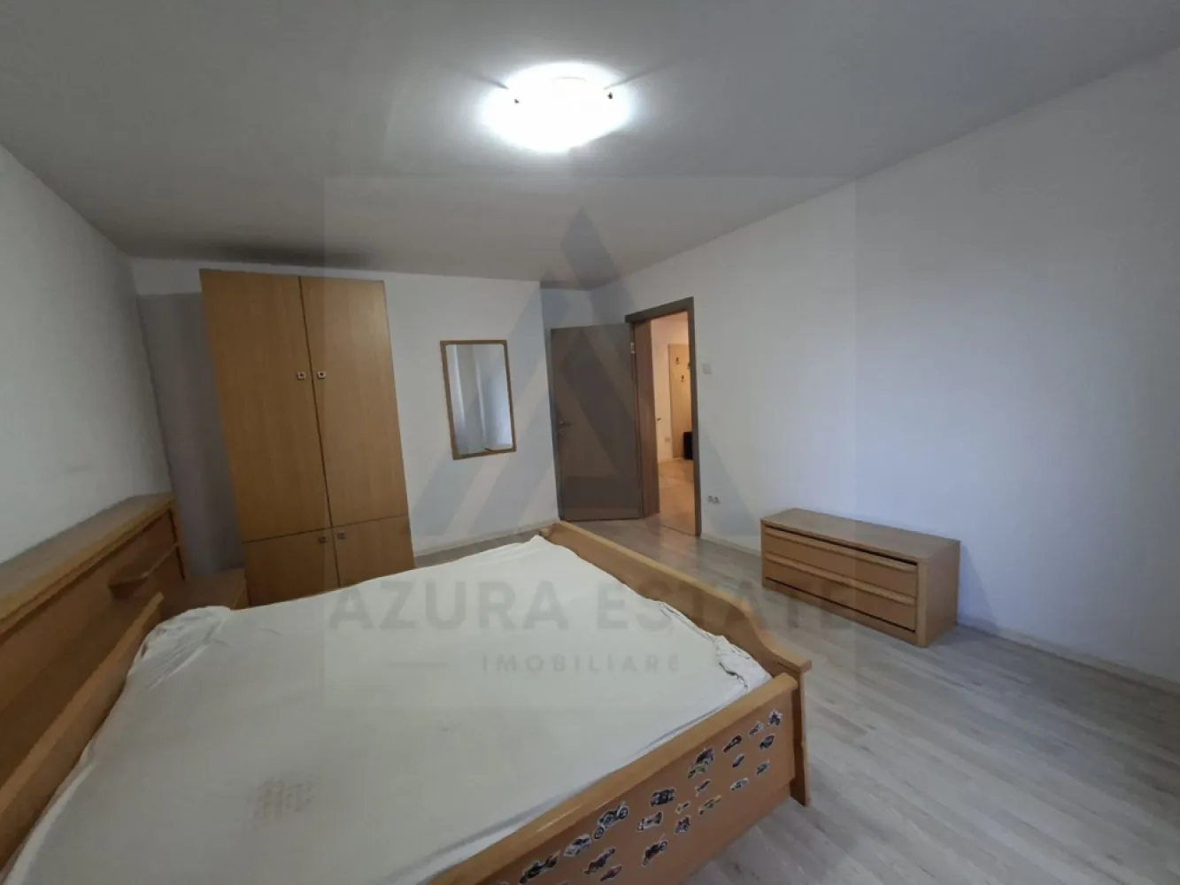 Apartament 3 camere 77 mp utili si parcare privata in zona Rahovei - Agentia imobiliara Azura-Estate va propune spre vanzare un apartament generos cu o suprafata utila de 77 mp, compus din 3 camere, balcon si parcare privata, situat intr-un imobil edificat din caramida in anul 2008 in zona Piata Rahovei din Sibiu.

Piața Rahovei se remarcă printr-o poziționare excelentă în Sibiu, oferind acces rapid către centrul orașului și principalele artere de circulație, dar și o conectivitate facilă prin transportul public, cu stații de autobuz la câțiva pași. 
 În proximitate se găsesc supermarketuri, magazine diverse, restaurante și cafenele, dar și școli, grădinițe și centre educaționale, ceea ce transformă zona într-un punct de interes major pentru cei care își doresc un stil de viață comod și accesibil. 

Caracteristici si compartimentare:
Living generos si insorit cu iesire pe balcon
Bucatarie open space
2 dormitoare matrimoniale
Baie cu suprafata de peste 6 mp
Loc de parcare privat
Complex cu acces privat

Blocurile sunt recunoscute pentru calitatea lucrarilor finalizate de firma Caro Invest din Cluj.

Pretul acestui apartament este de 134900 euro negociabil!